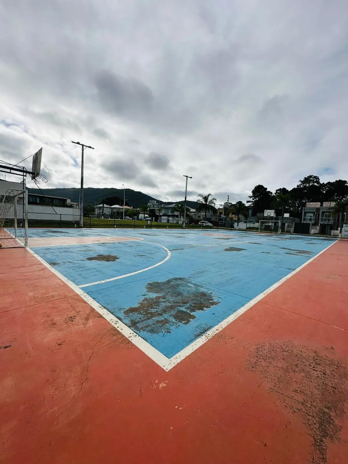 Casa alto padrão 3 dormitórios sendo 1 suíte e 2 demi-suítes e 2 vagas em Florianópolis/SC