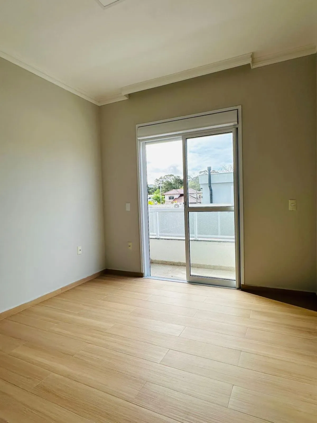 Casa alto padrão 3 dormitórios sendo 1 suíte e 2 demi-suítes e 2 vagas em Florianópolis/SC