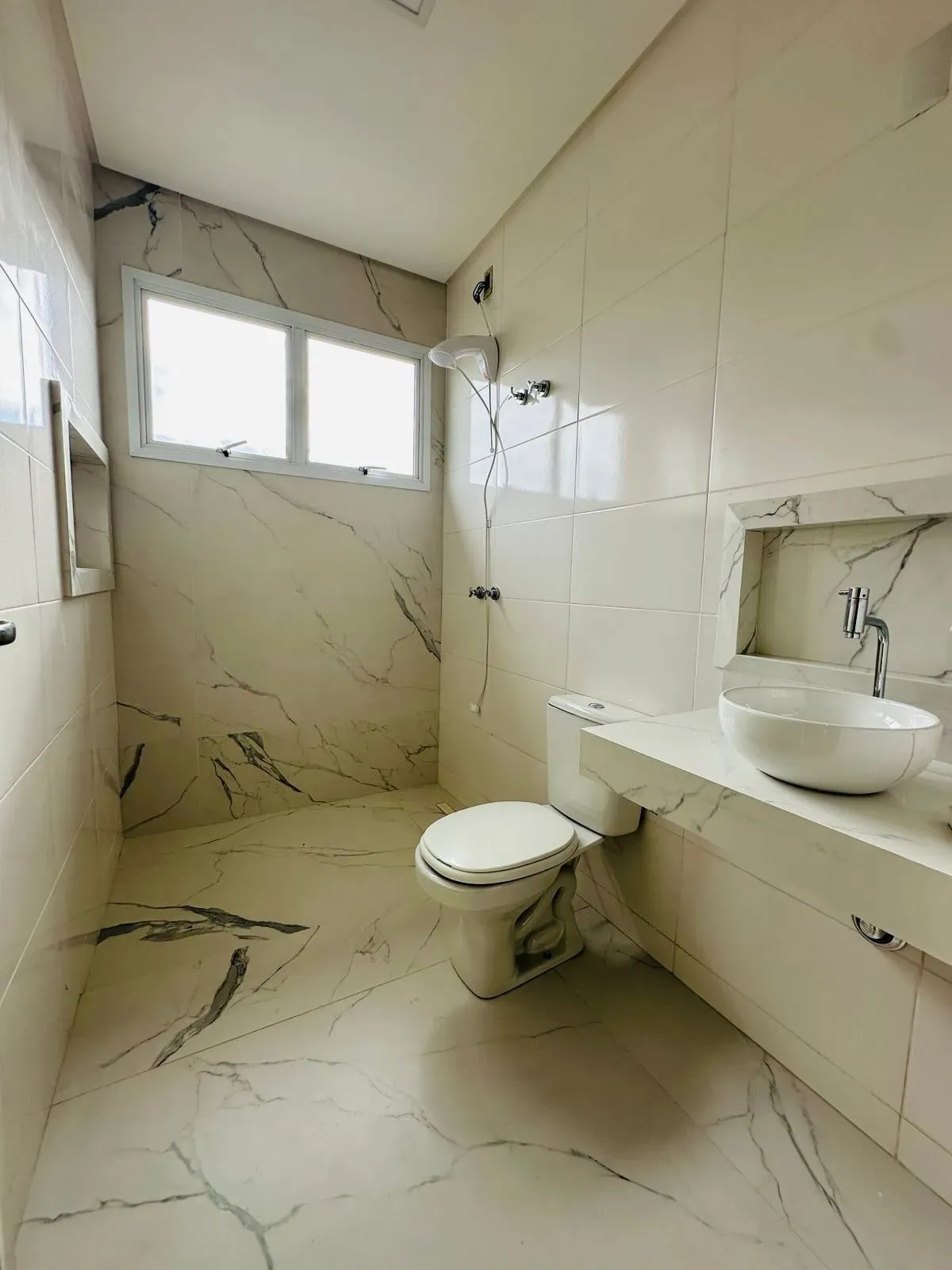 Casa alto padrão 3 dormitórios sendo 1 suíte e 2 demi-suítes e 2 vagas em Florianópolis/SC