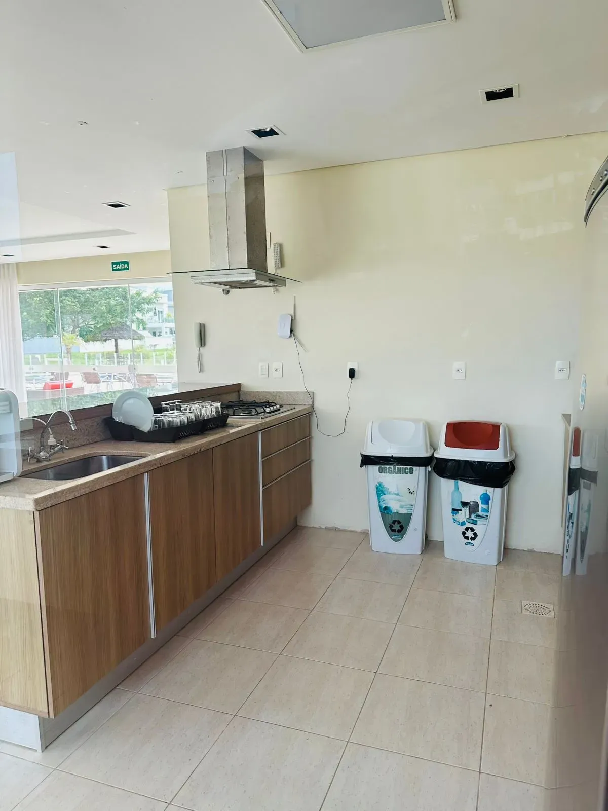 Casa alto padrão 3 dormitórios sendo 1 suíte e 2 demi-suítes e 2 vagas em Florianópolis/SC