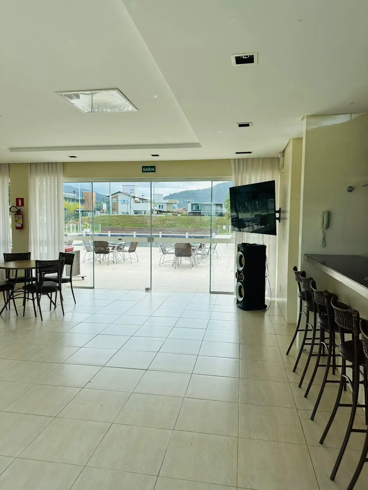 Casa alto padrão 3 dormitórios sendo 1 suíte e 2 demi-suítes e 2 vagas em Florianópolis/SC