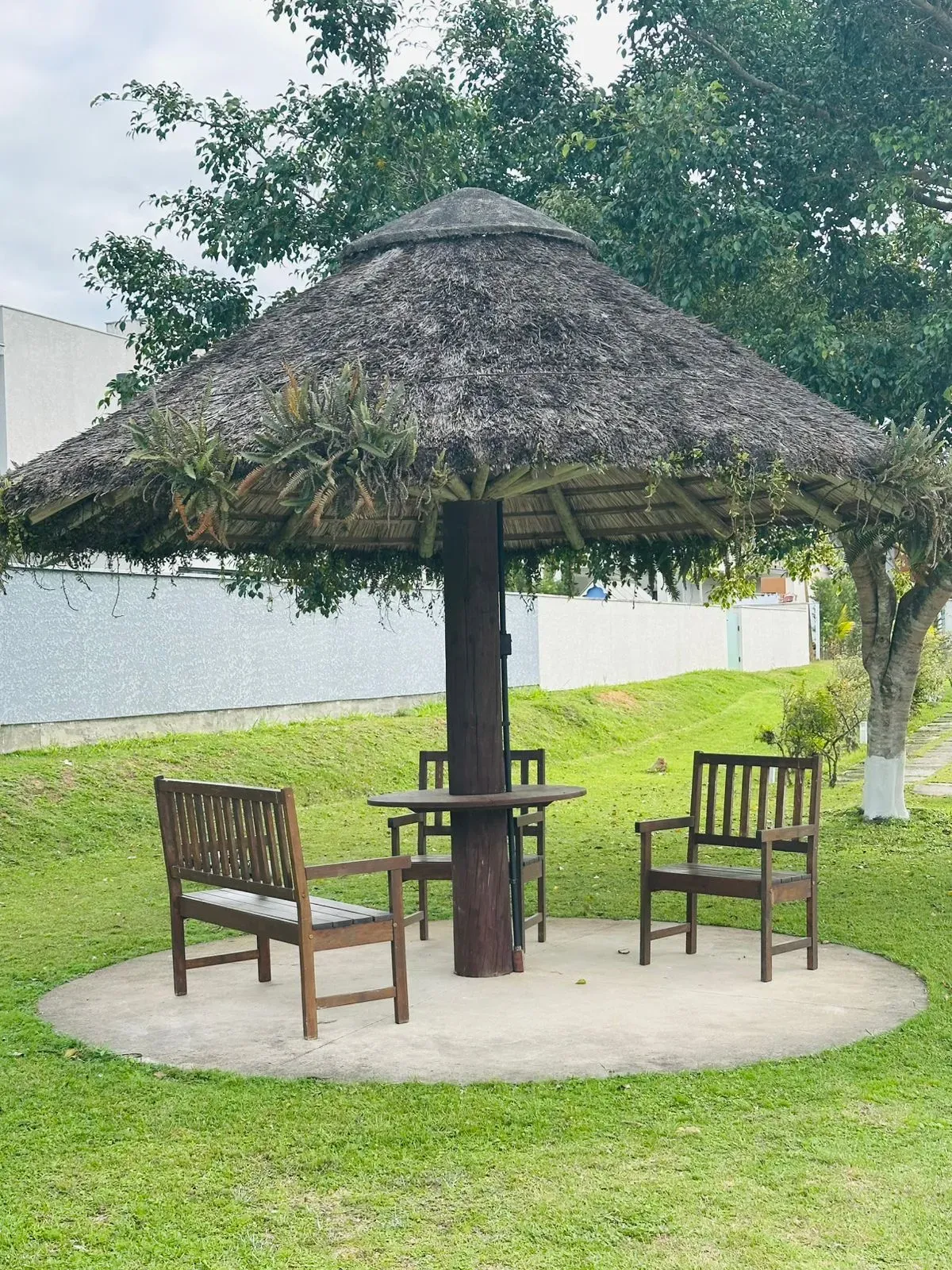 Casa alto padrão 3 dormitórios sendo 1 suíte e 2 demi-suítes e 2 vagas em Florianópolis/SC