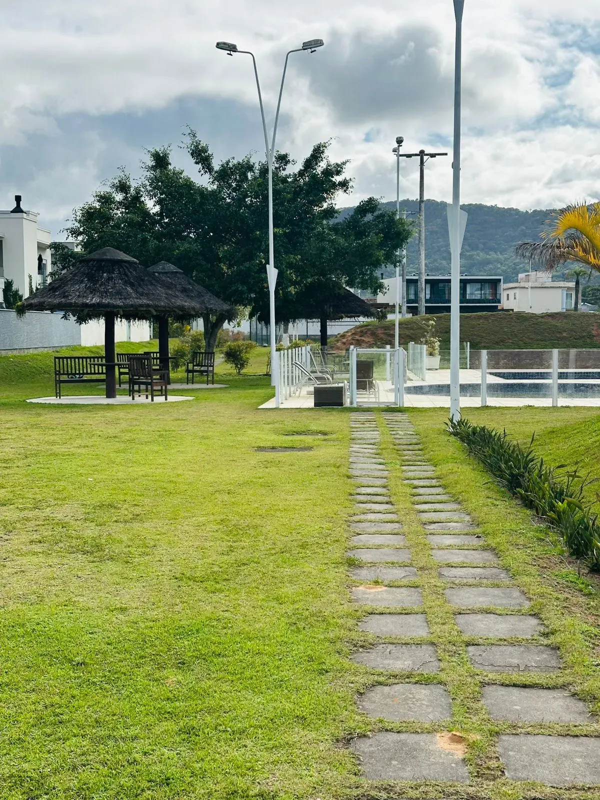 Casa alto padrão 3 dormitórios sendo 1 suíte e 2 demi-suítes e 2 vagas em Florianópolis/SC