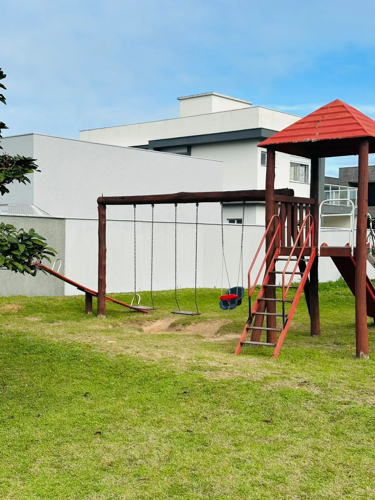 Casa alto padrão 3 dormitórios sendo 1 suíte e 2 demi-suítes e 2 vagas em Florianópolis/SC