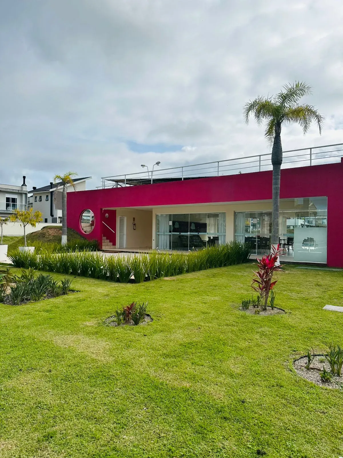 Casa alto padrão 3 dormitórios sendo 1 suíte e 2 demi-suítes e 2 vagas em Florianópolis/SC