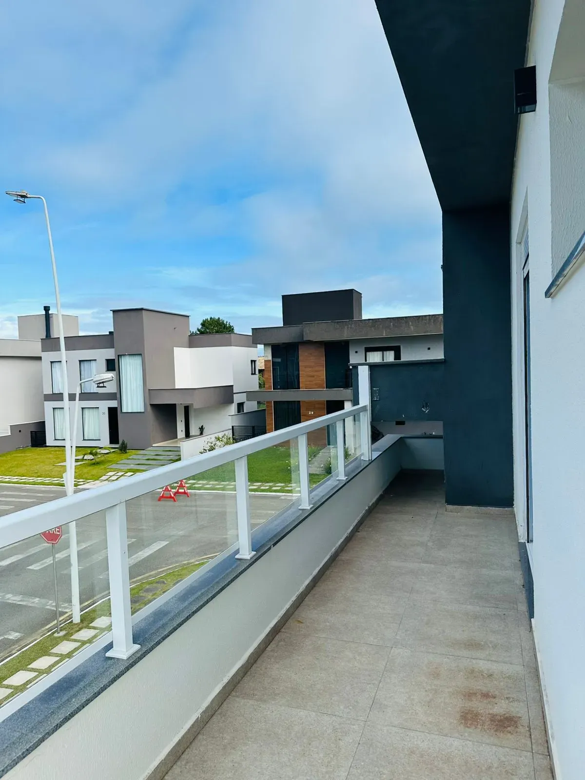 Casa alto padrão 3 dormitórios sendo 1 suíte e 2 demi-suítes e 2 vagas em Florianópolis/SC