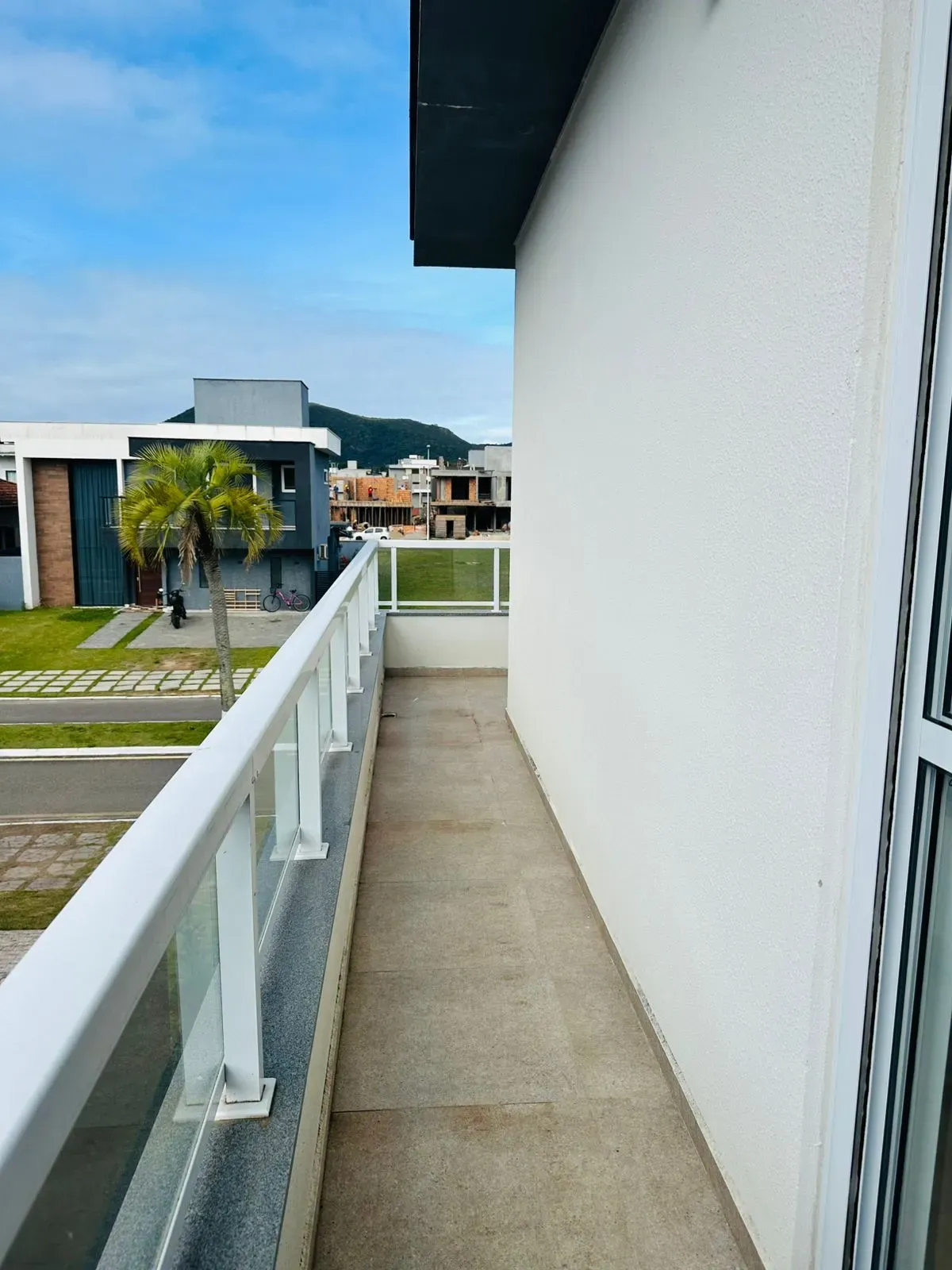 Casa alto padrão 3 dormitórios sendo 1 suíte e 2 demi-suítes e 2 vagas em Florianópolis/SC