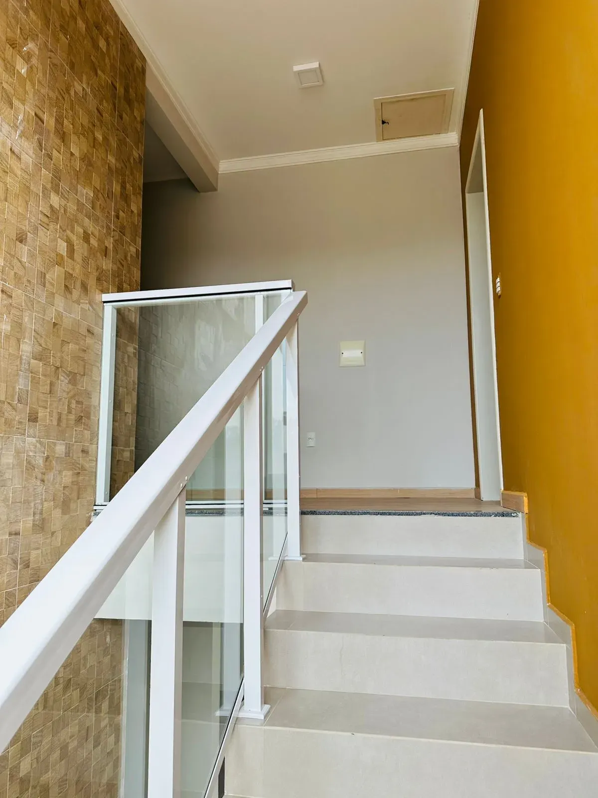 Casa alto padrão 3 dormitórios sendo 1 suíte e 2 demi-suítes e 2 vagas em Florianópolis/SC