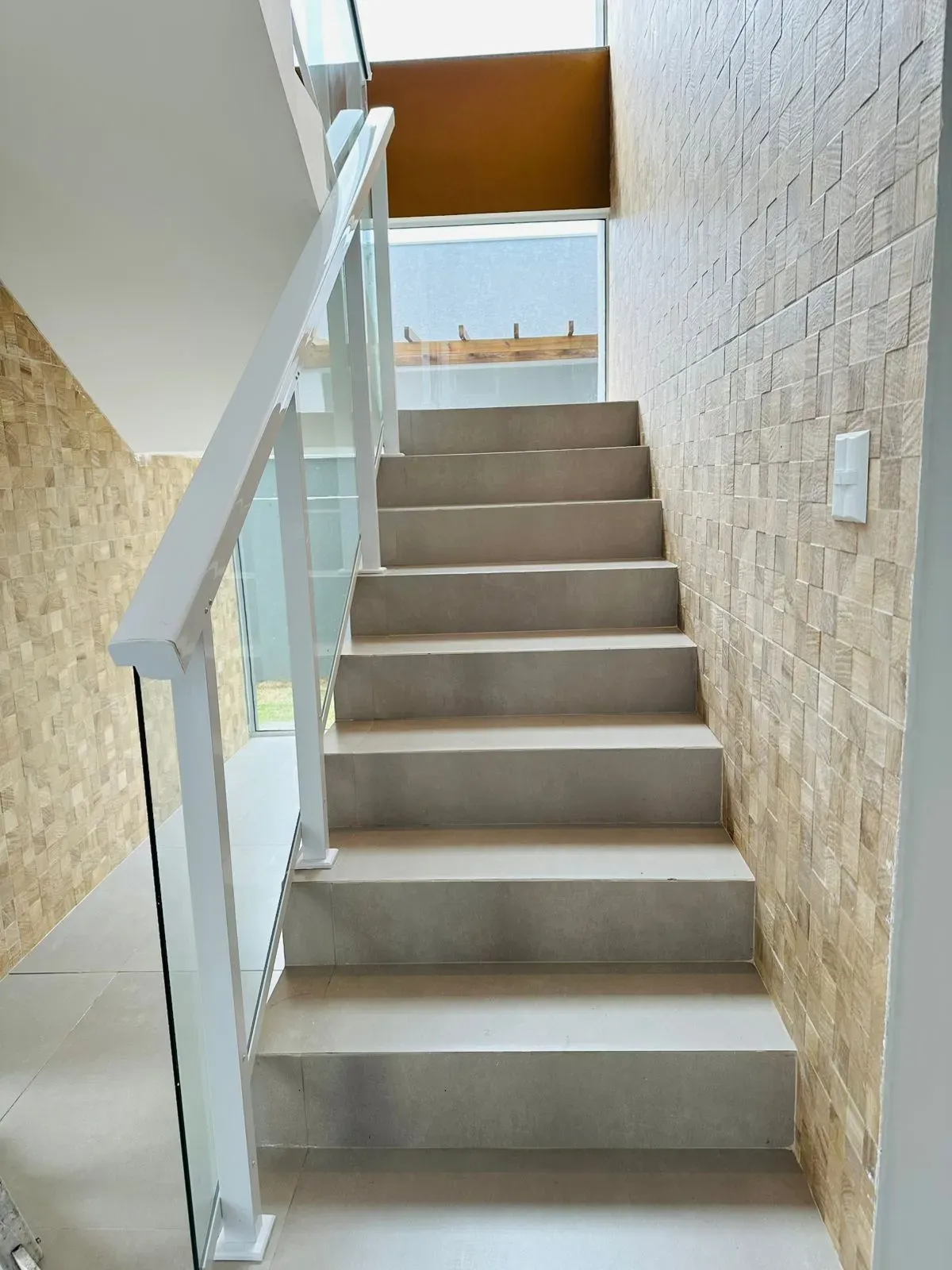 Casa alto padrão 3 dormitórios sendo 1 suíte e 2 demi-suítes e 2 vagas em Florianópolis/SC