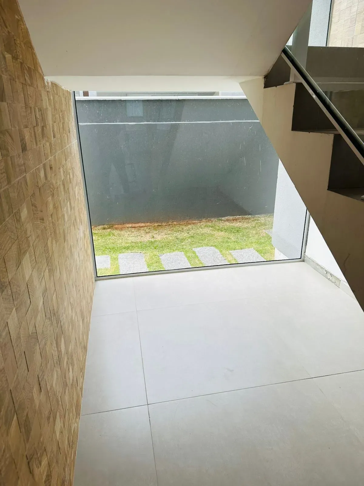 Casa alto padrão 3 dormitórios sendo 1 suíte e 2 demi-suítes e 2 vagas em Florianópolis/SC