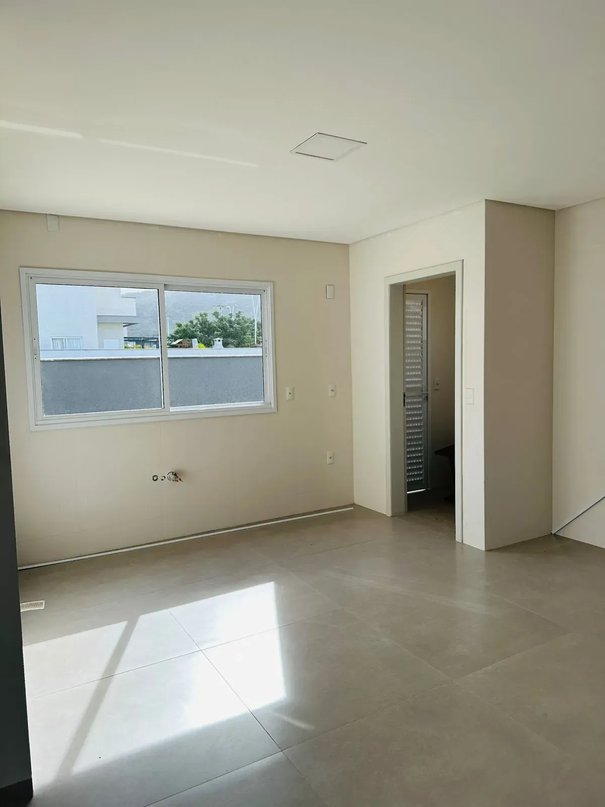 Casa alto padrão 3 dormitórios sendo 1 suíte e 2 demi-suítes e 2 vagas em Florianópolis/SC