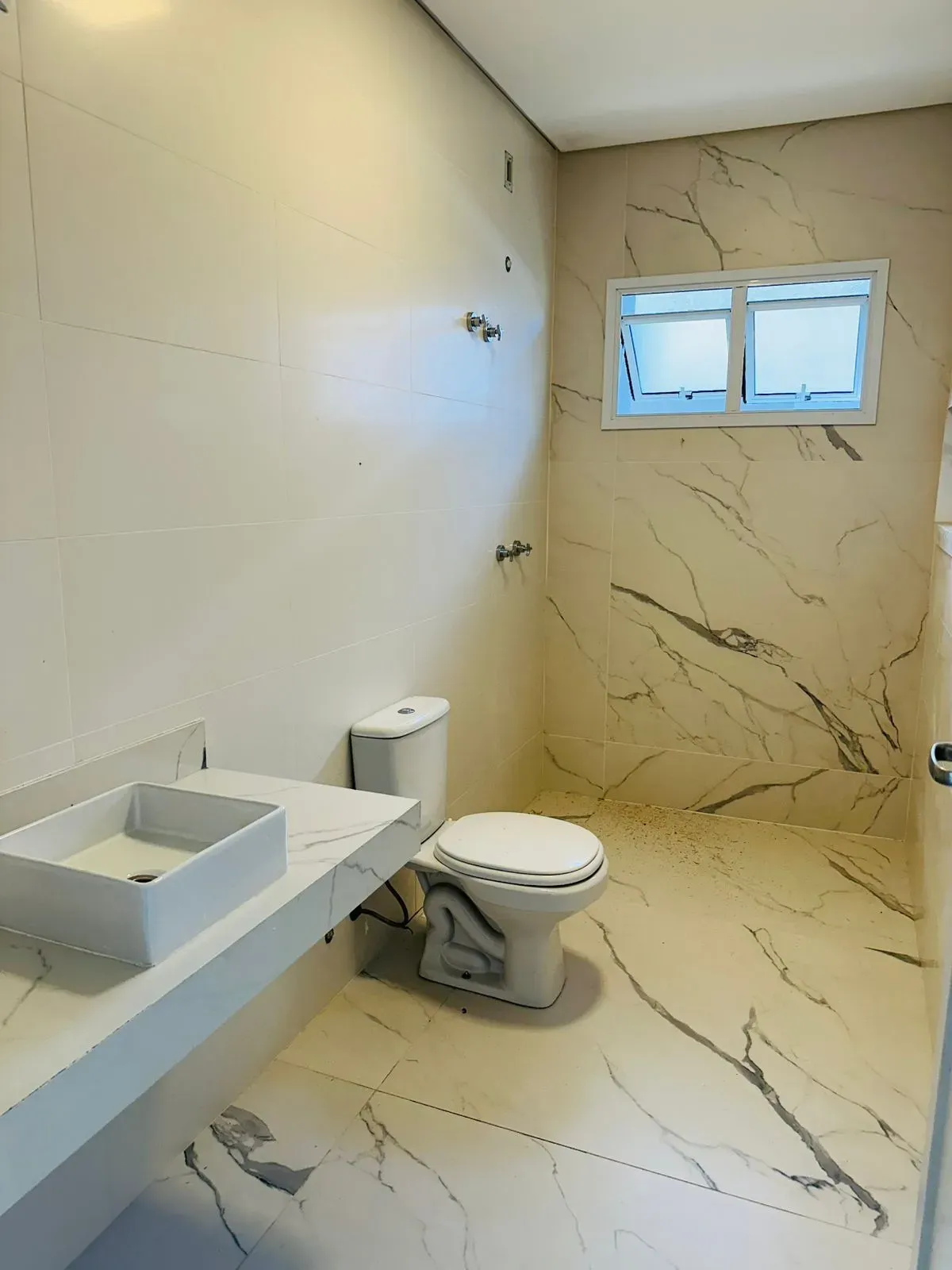 Casa alto padrão 3 dormitórios sendo 1 suíte e 2 demi-suítes e 2 vagas em Florianópolis/SC