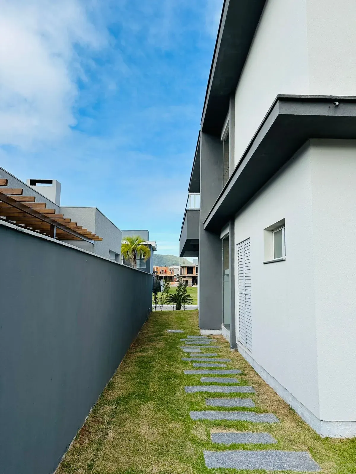 Casa alto padrão 3 dormitórios sendo 1 suíte e 2 demi-suítes e 2 vagas em Florianópolis/SC