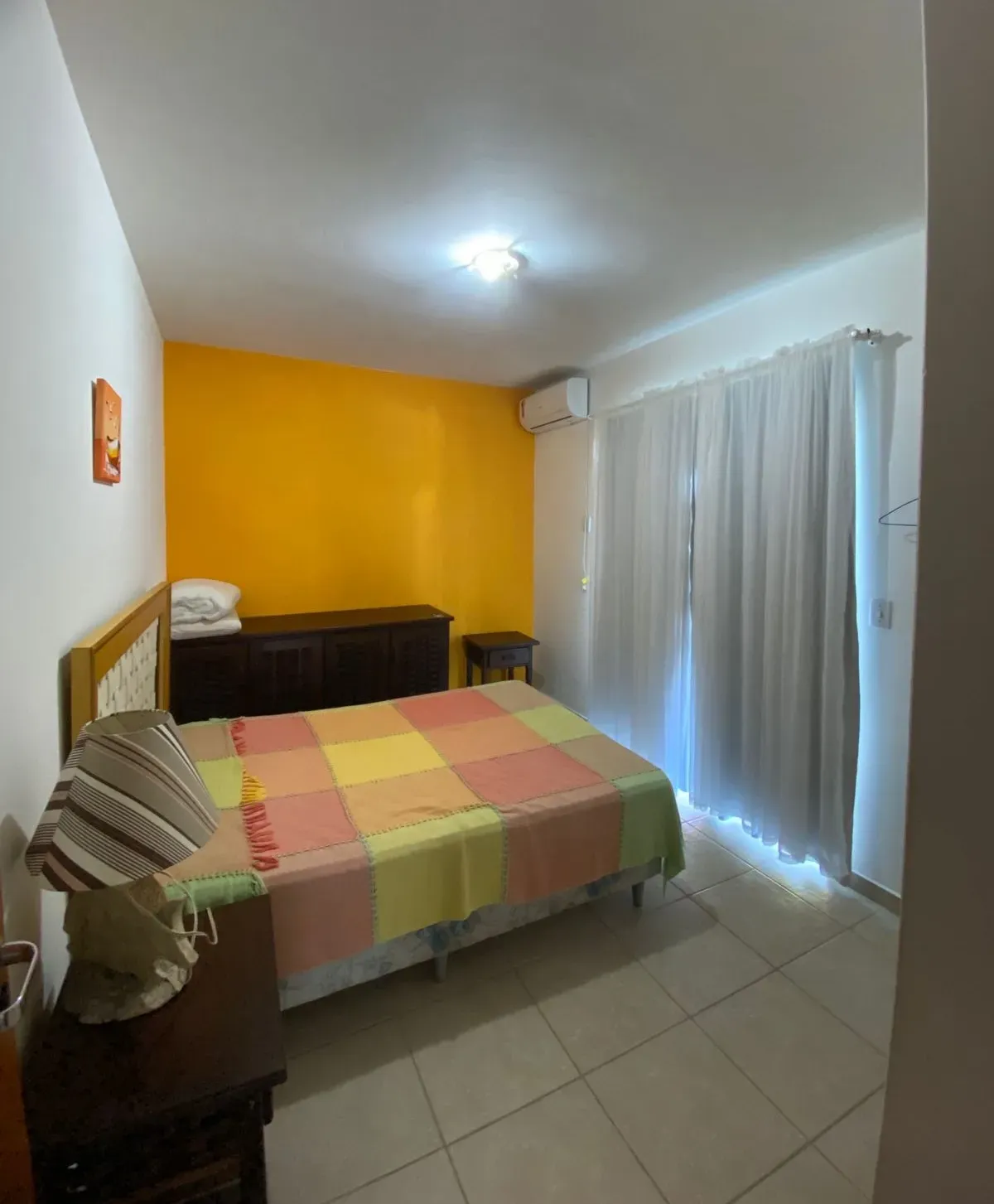 Casa com 4 dormitórios sendo 3 suítes e 4 vagas de garagem, a 200m do mar em Bombinhas/SC