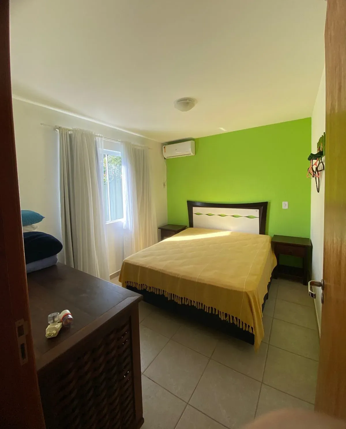 Casa com 4 dormitórios sendo 3 suítes e 4 vagas de garagem, a 200m do mar em Bombinhas/SC