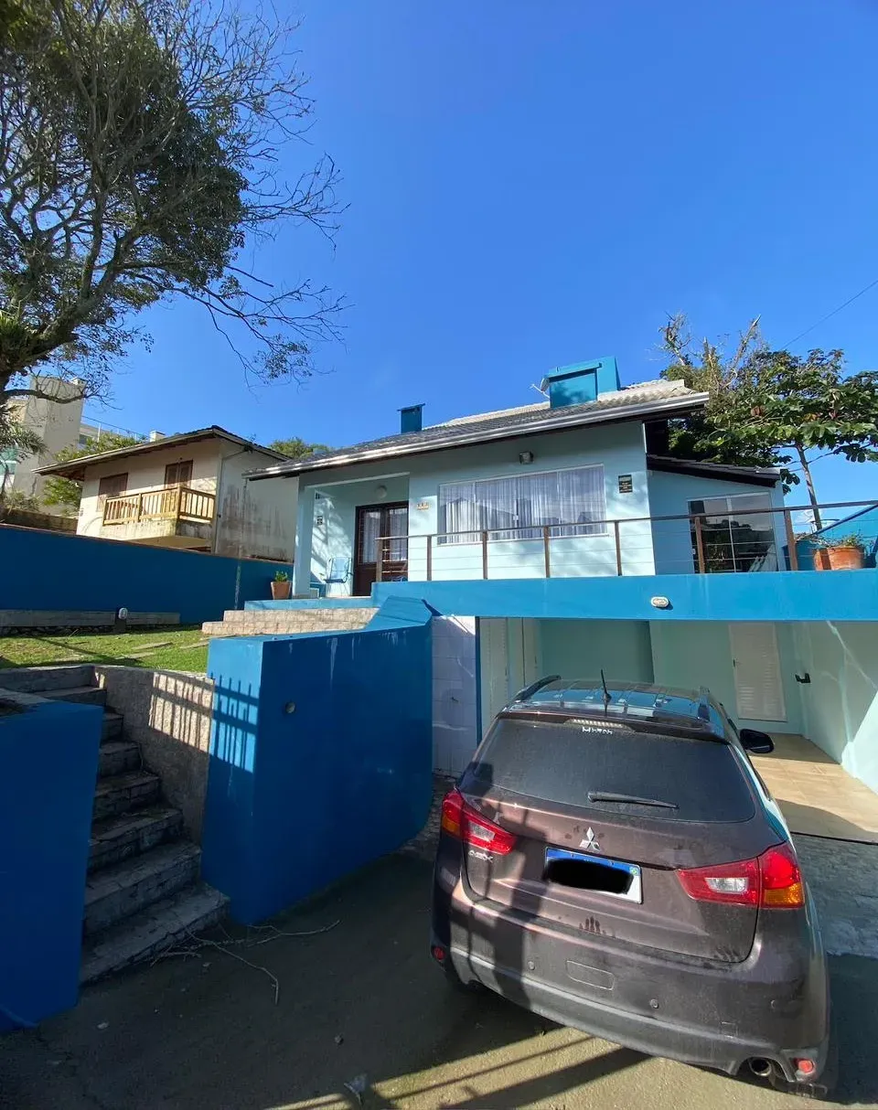 Casa com 4 dormitórios sendo 3 suítes e 4 vagas de garagem, a 200m do mar em Bombinhas/SC
