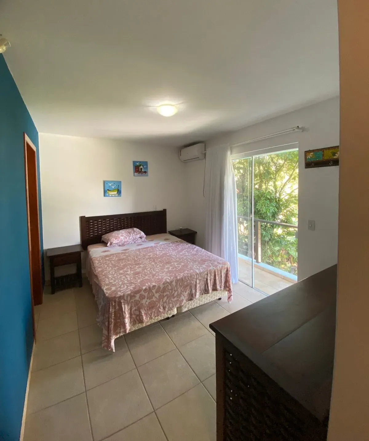 Casa com 4 dormitórios sendo 3 suítes e 4 vagas de garagem, a 200m do mar em Bombinhas/SC