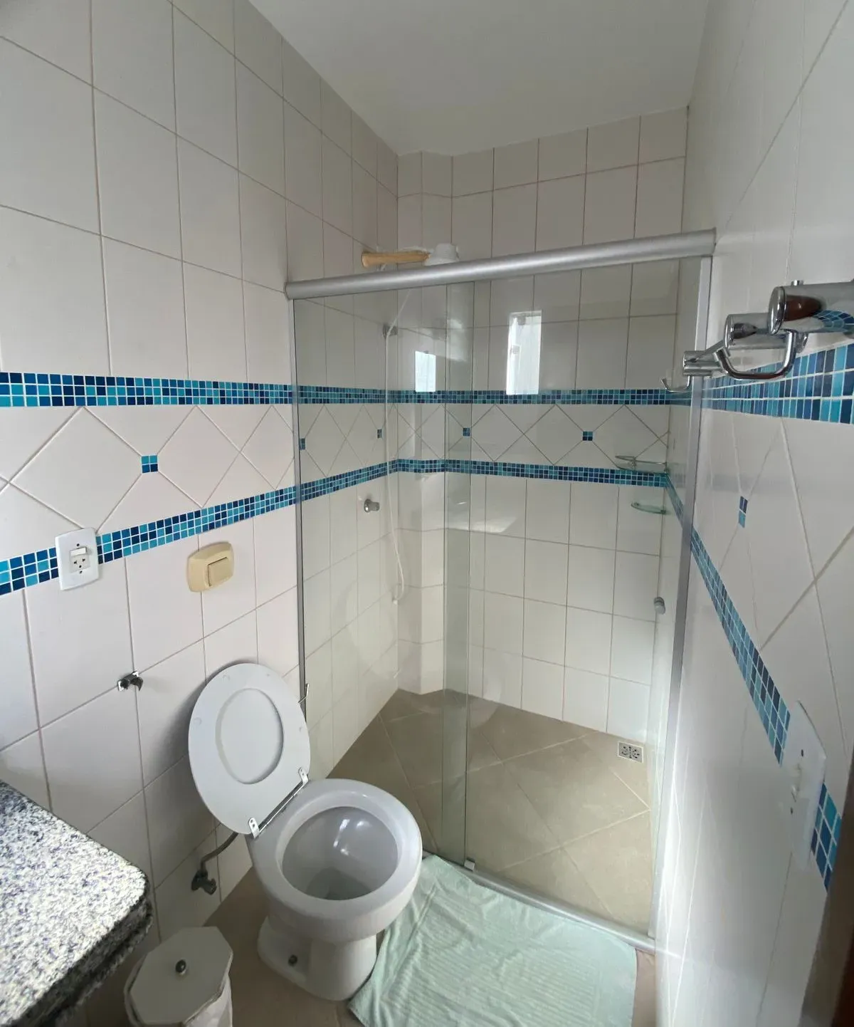 Casa com 4 dormitórios sendo 3 suítes e 4 vagas de garagem, a 200m do mar em Bombinhas/SC