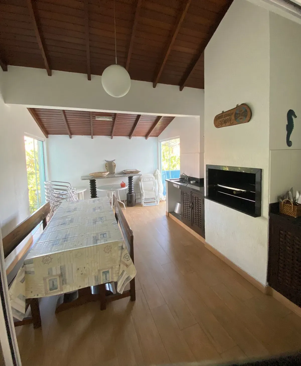 Casa com 4 dormitórios sendo 3 suítes e 4 vagas de garagem, a 200m do mar em Bombinhas/SC