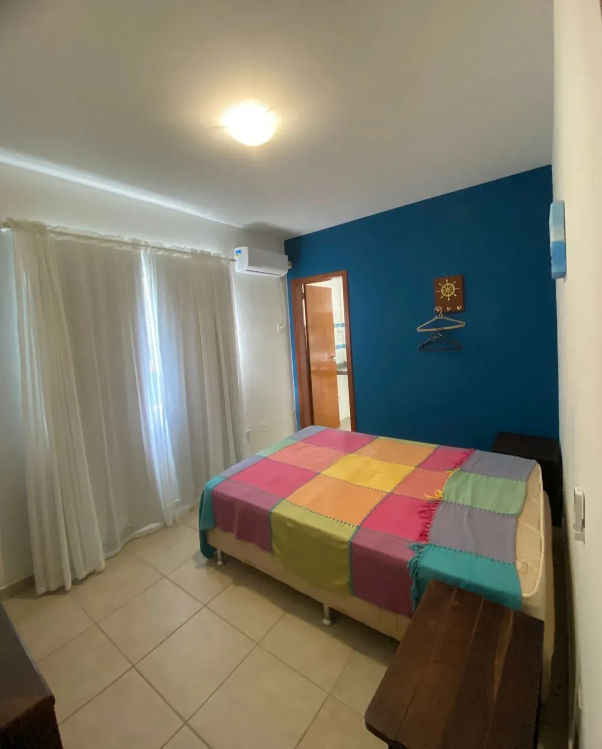 Casa com 4 dormitórios sendo 3 suítes e 4 vagas de garagem, a 200m do mar em Bombinhas/SC