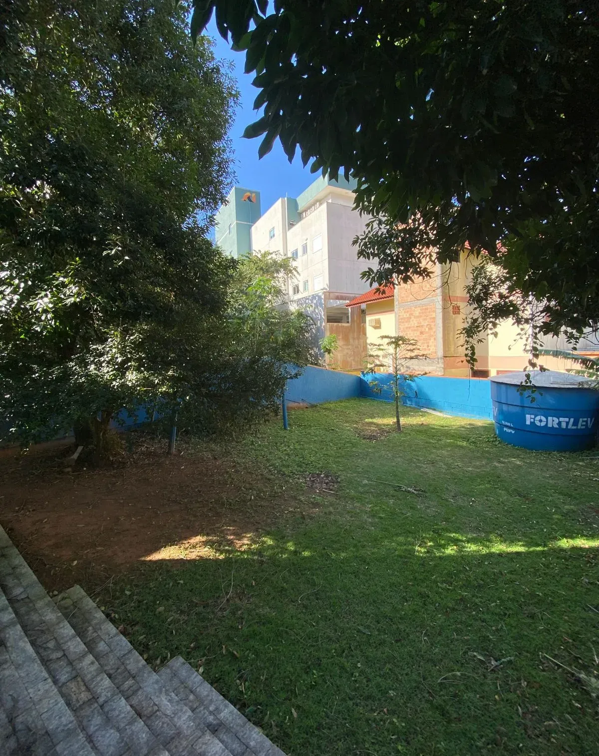 Casa com 4 dormitórios sendo 3 suítes e 4 vagas de garagem, a 200m do mar em Bombinhas/SC