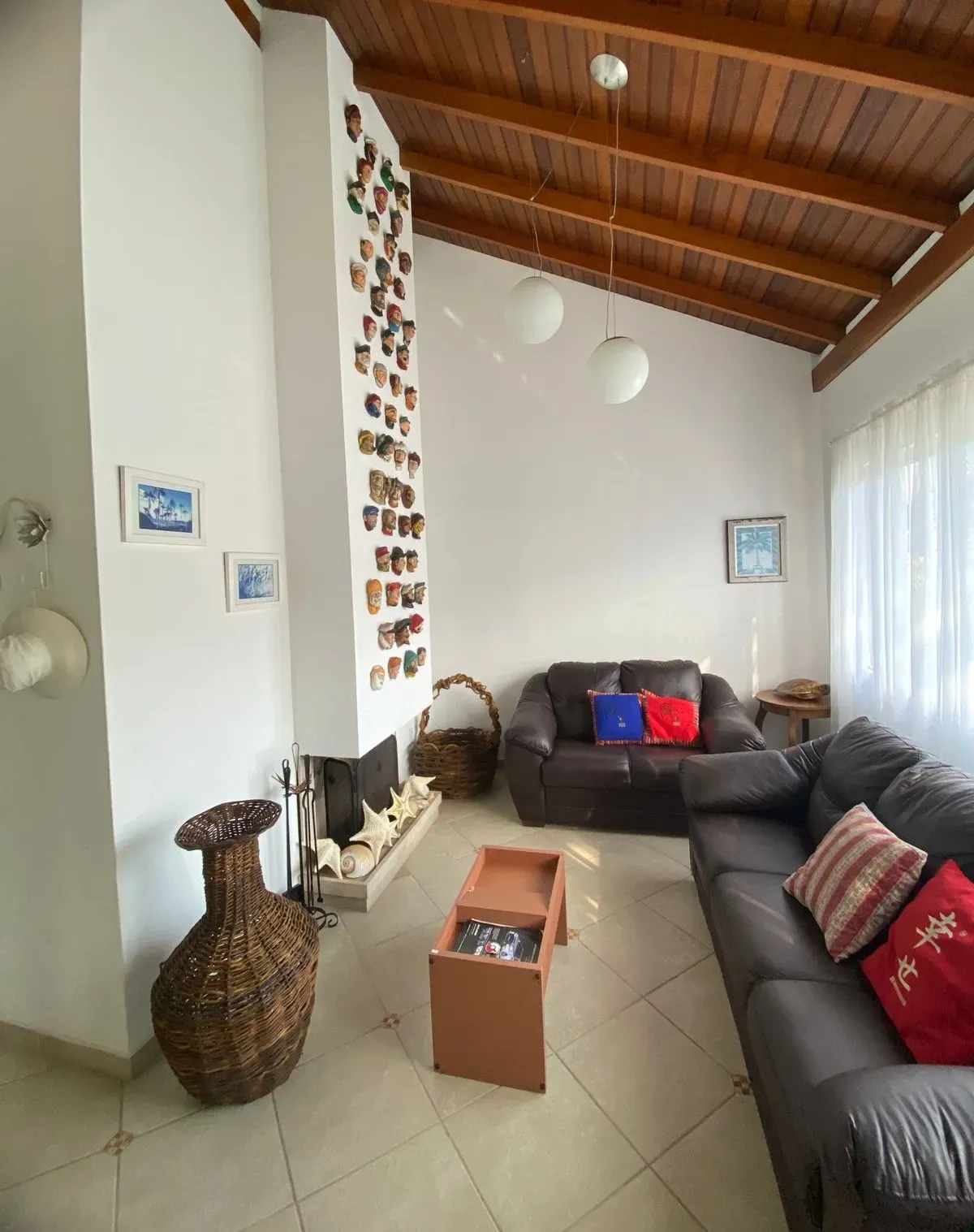 Casa com 4 dormitórios sendo 3 suítes e 4 vagas de garagem, a 200m do mar em Bombinhas/SC