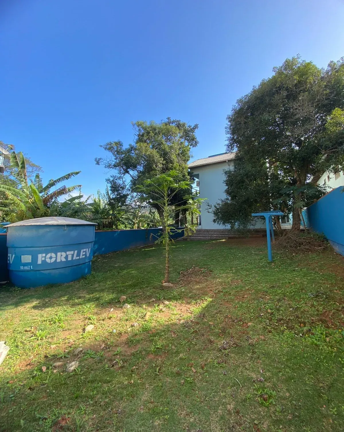 Casa com 4 dormitórios sendo 3 suítes e 4 vagas de garagem, a 200m do mar em Bombinhas/SC