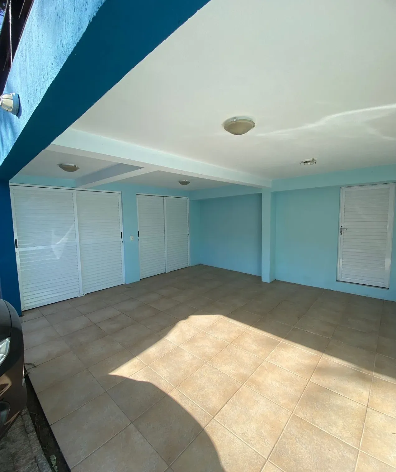 Casa com 4 dormitórios sendo 3 suítes e 4 vagas de garagem, a 200m do mar em Bombinhas/SC