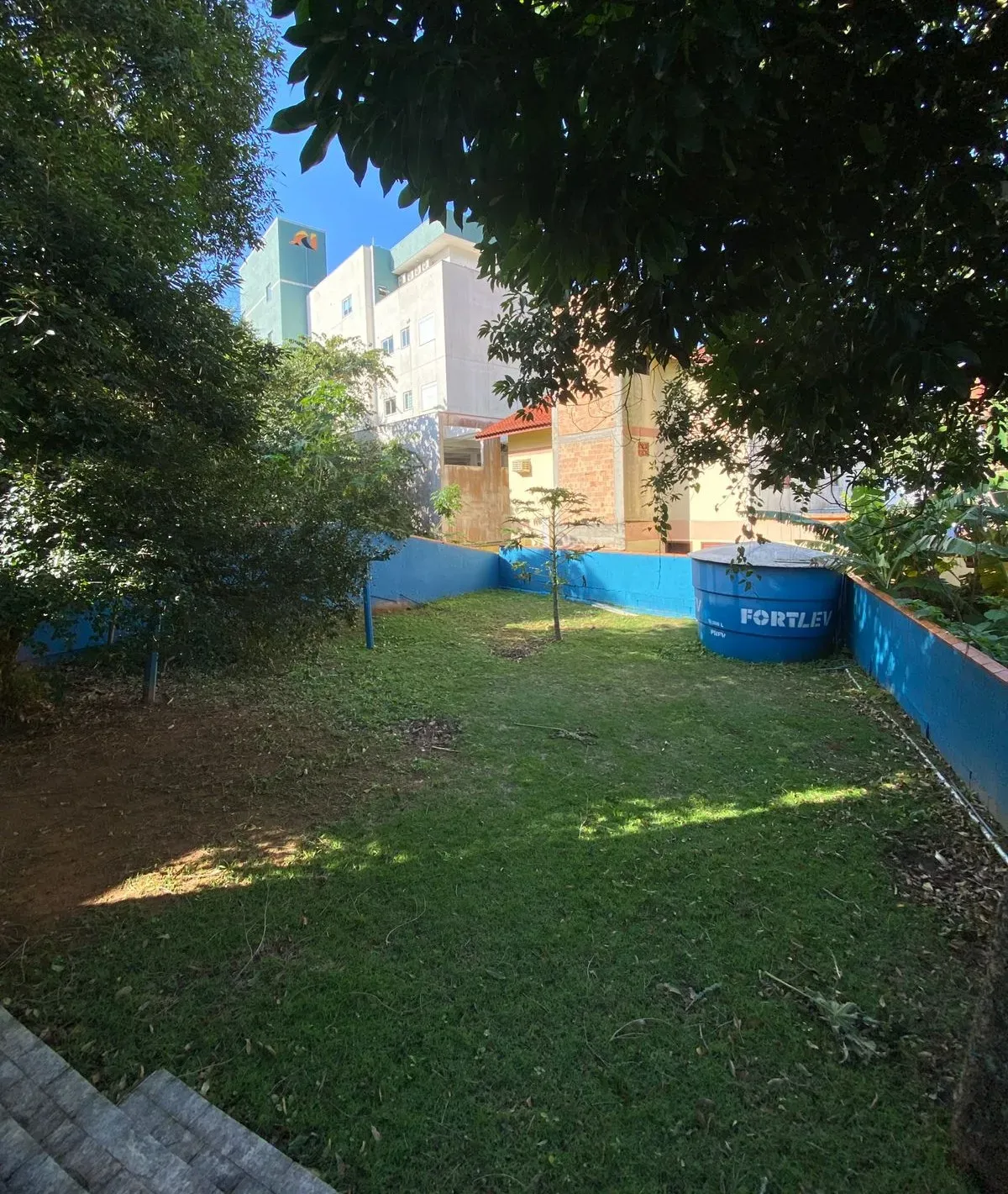 Casa com 4 dormitórios sendo 3 suítes e 4 vagas de garagem, a 200m do mar em Bombinhas/SC