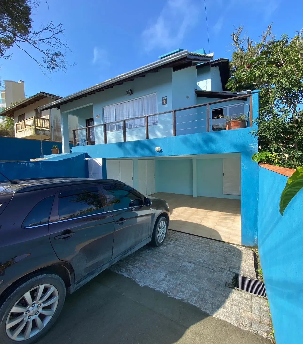 Casa com 4 dormitórios sendo 3 suítes e 4 vagas de garagem, a 200m do mar em Bombinhas/SC