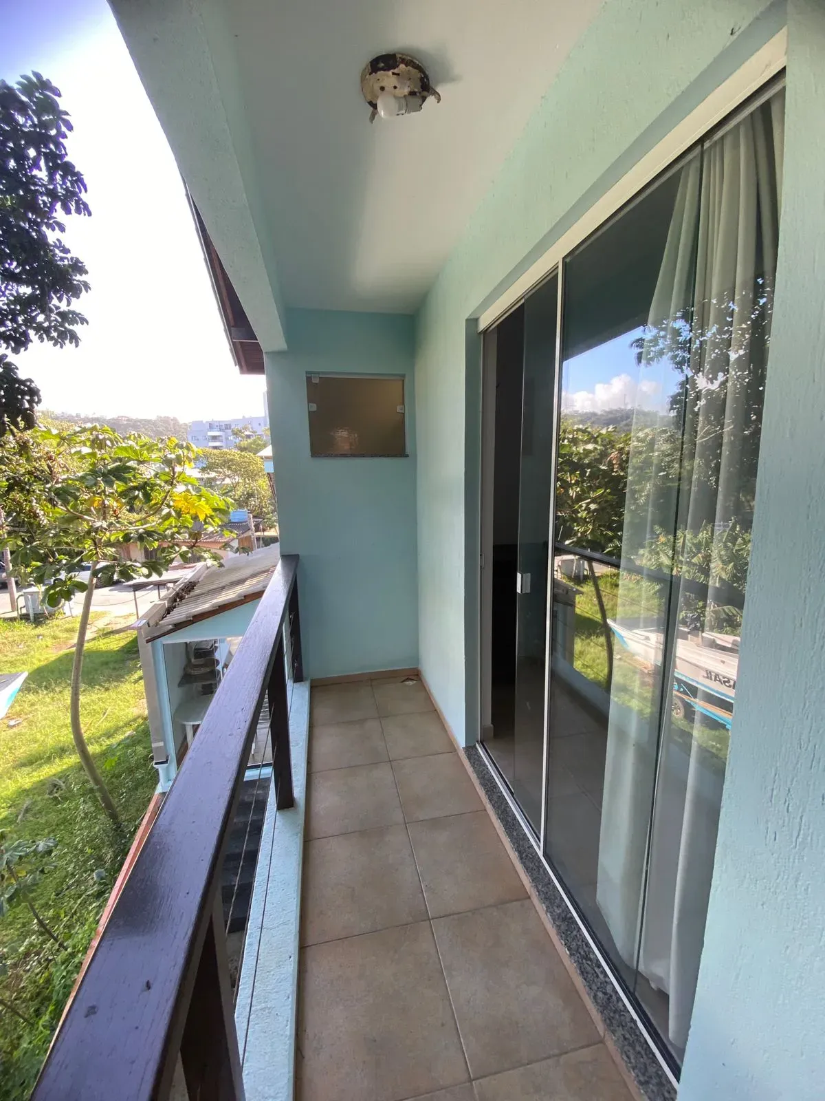 Casa com 4 dormitórios sendo 3 suítes e 4 vagas de garagem, a 200m do mar em Bombinhas/SC