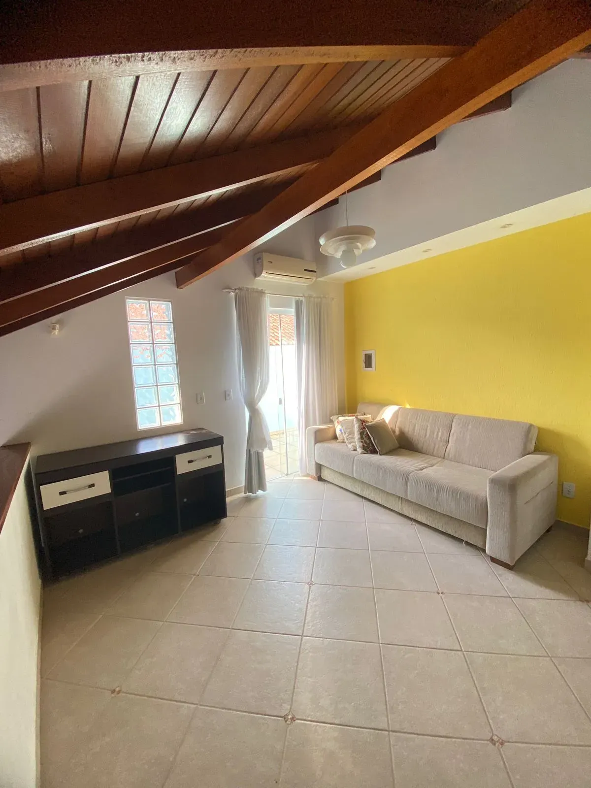 Casa com 4 dormitórios sendo 3 suítes e 4 vagas de garagem, a 200m do mar em Bombinhas/SC