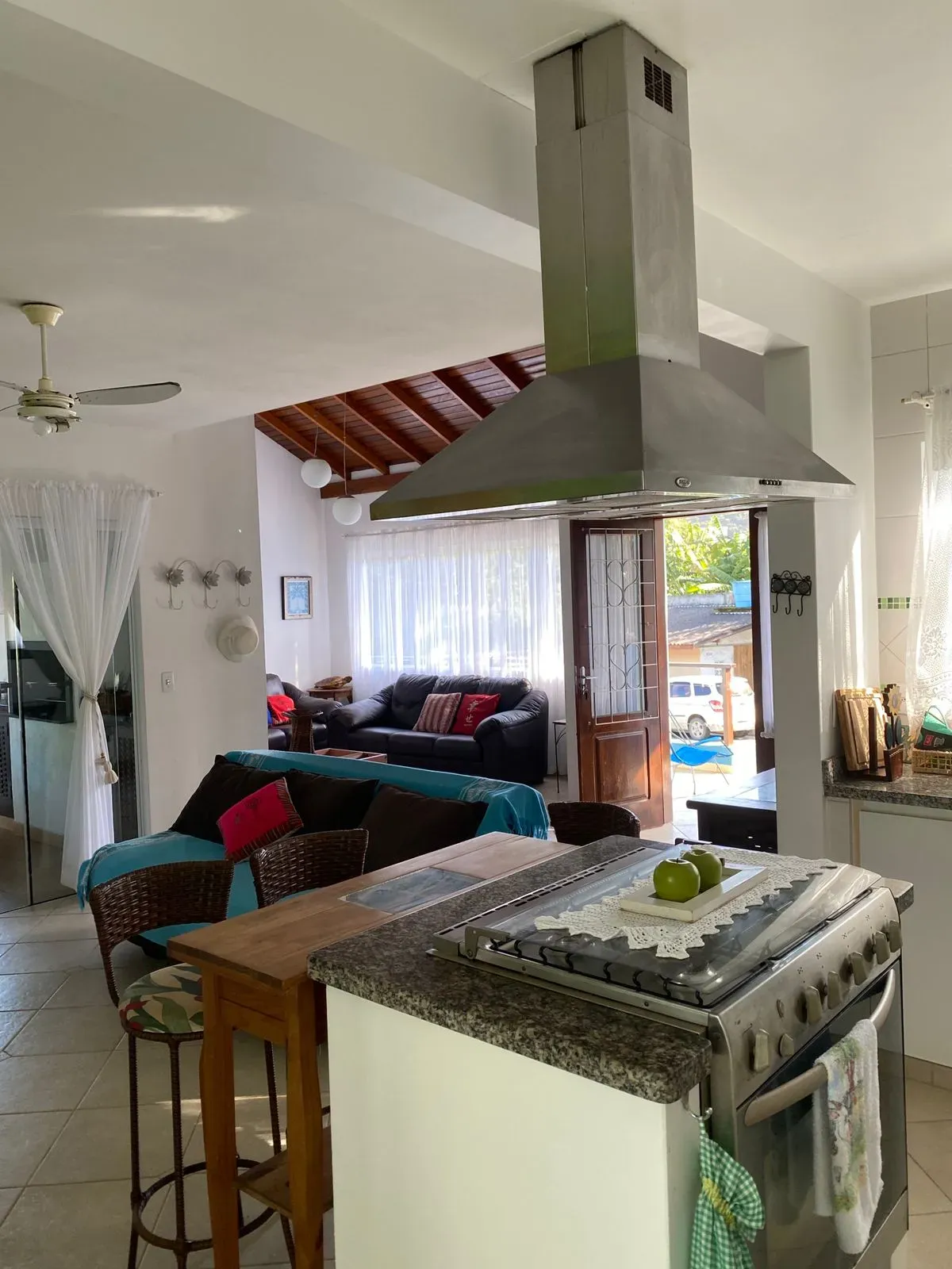 Casa com 4 dormitórios sendo 3 suítes e 4 vagas de garagem, a 200m do mar em Bombinhas/SC