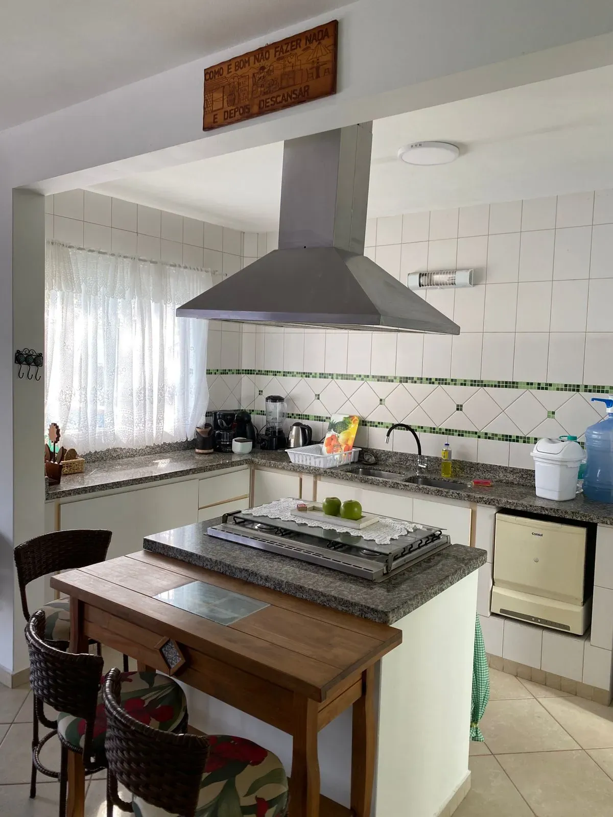 Casa com 4 dormitórios sendo 3 suítes e 4 vagas de garagem, a 200m do mar em Bombinhas/SC