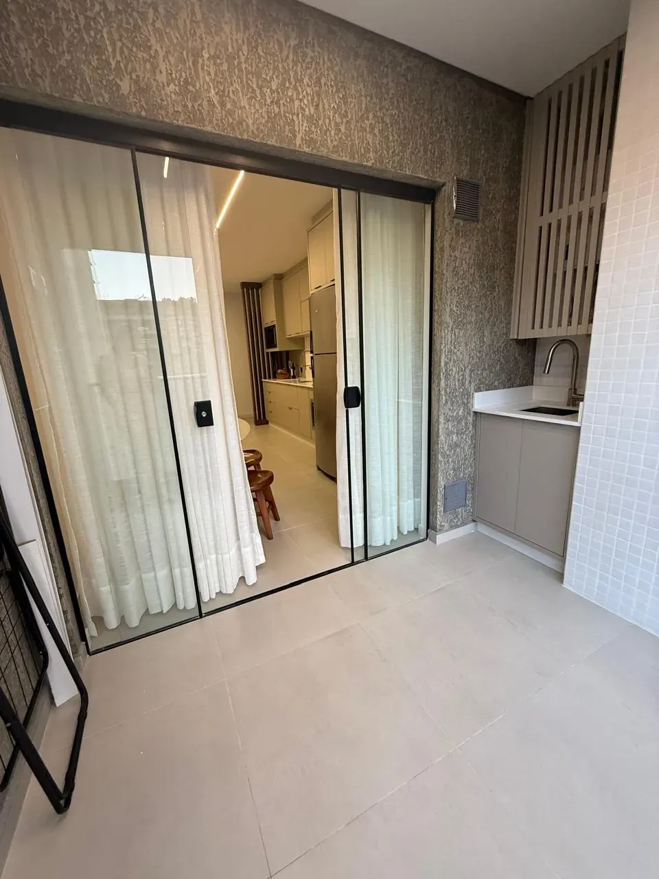 Apartamento vista mar com 2 suítes e 1 vaga de garagem em Itapema/SC