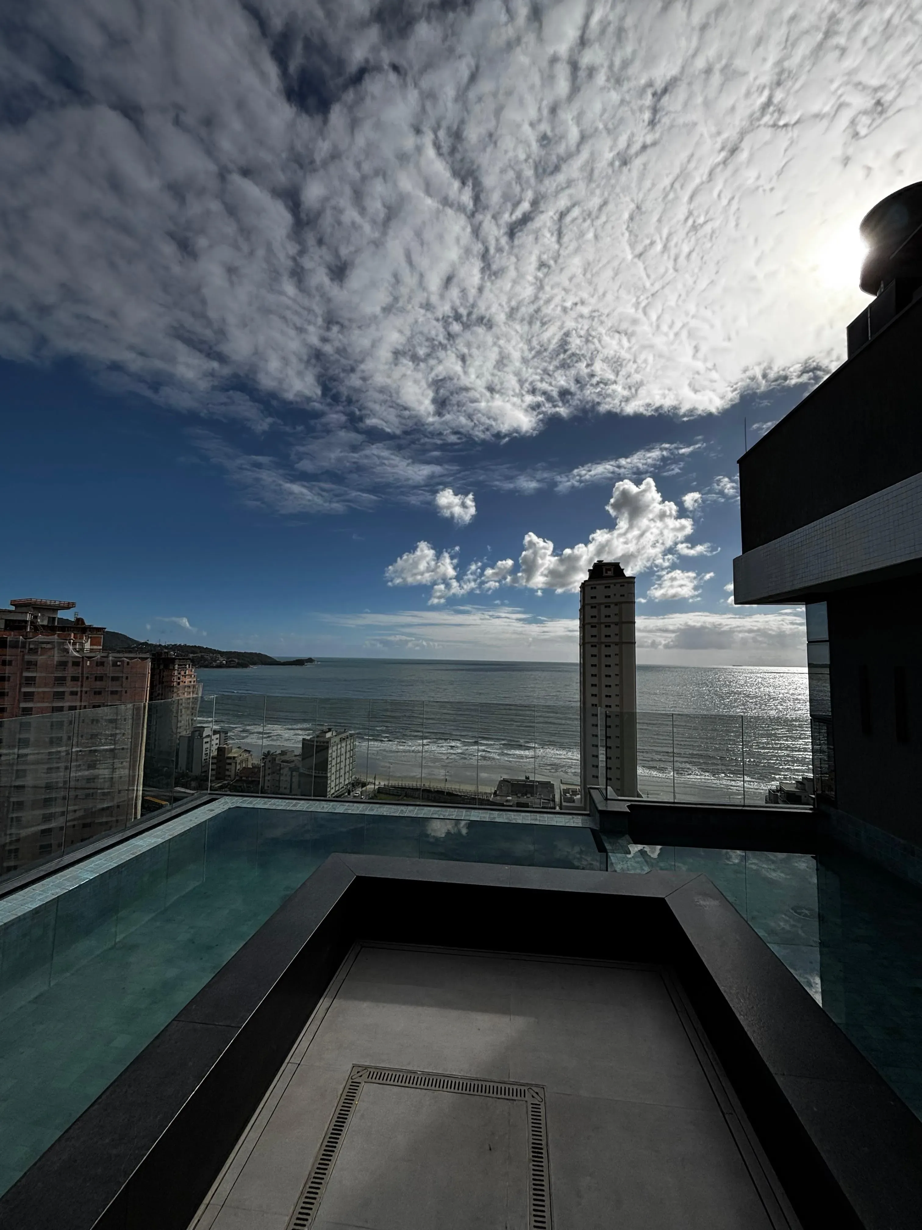 Apartamento vista mar com 2 suítes e 1 vaga de garagem em Itapema/SC