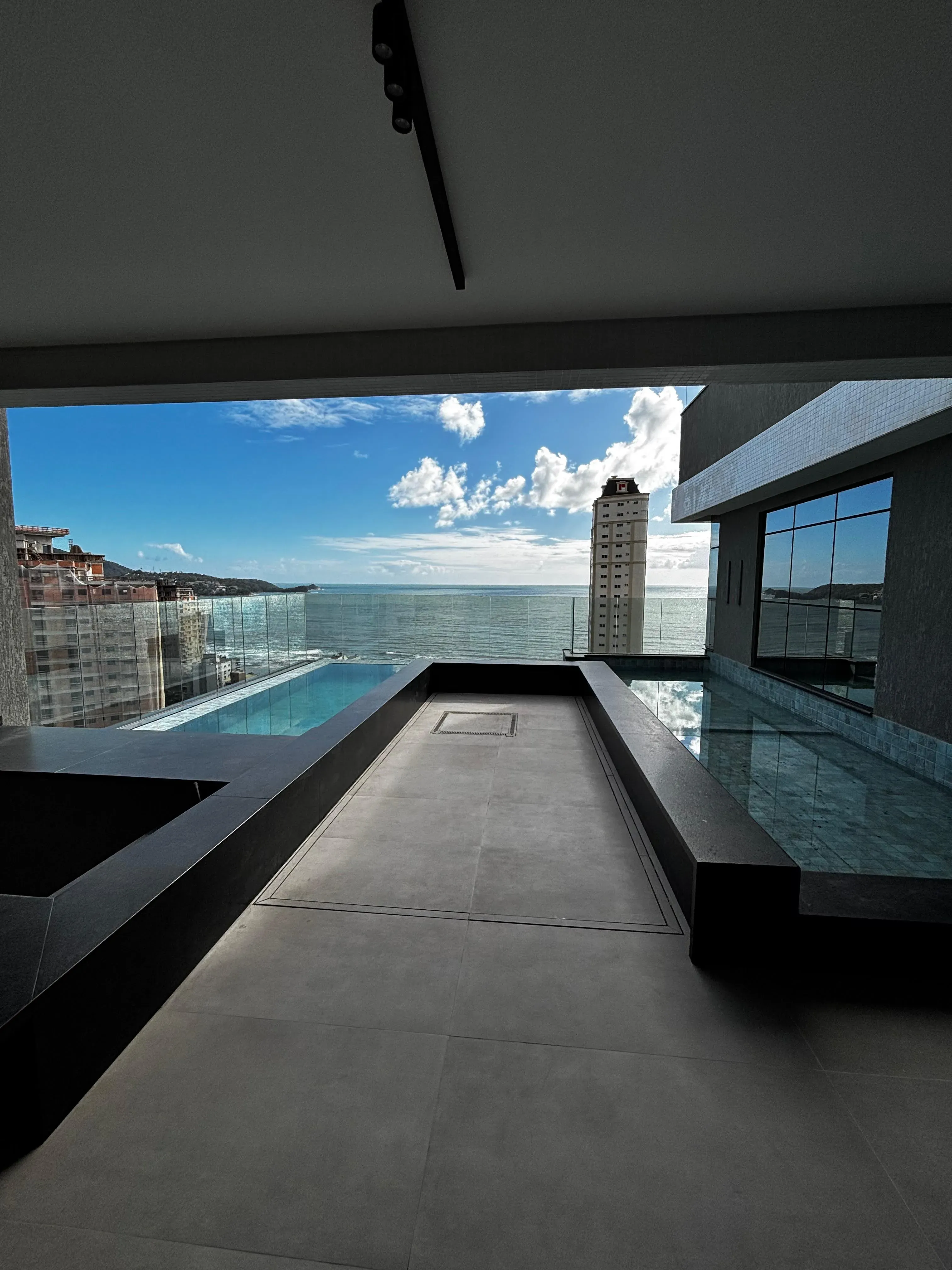 Apartamento vista mar com 2 suítes e 1 vaga de garagem em Itapema/SC