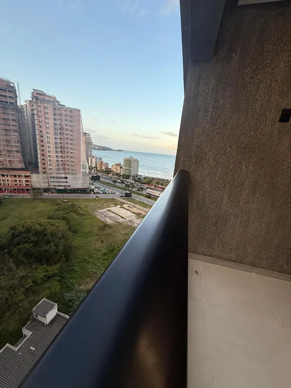 Apartamento vista mar com 2 suítes e 1 vaga de garagem em Itapema/SC