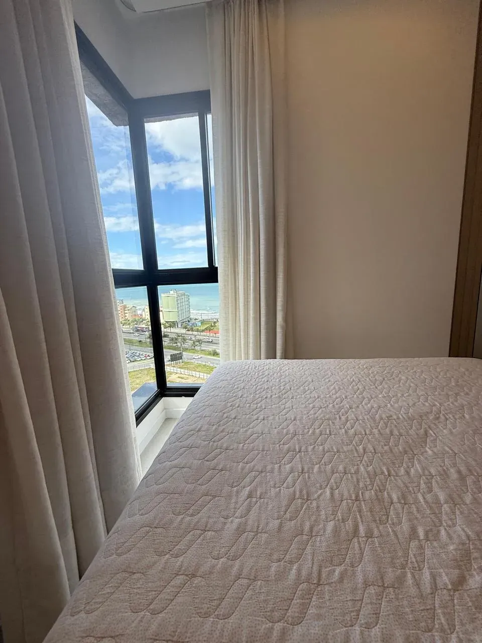 Apartamento vista mar com 2 suítes e 1 vaga de garagem em Itapema/SC