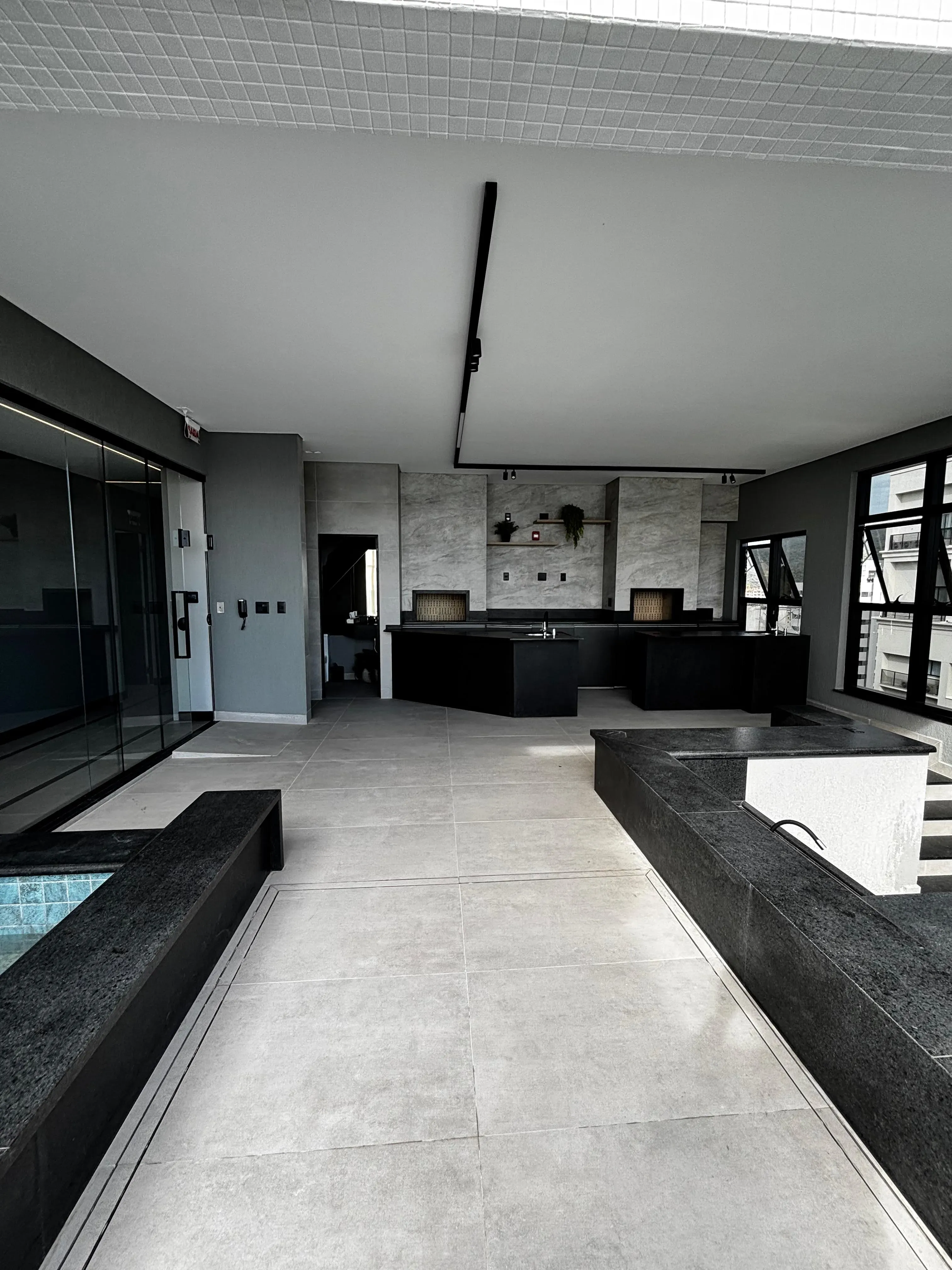 Apartamento vista mar com 2 suítes e 1 vaga de garagem em Itapema/SC