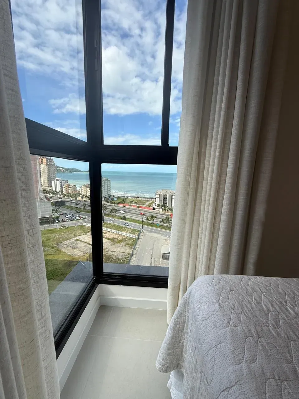 Apartamento vista mar com 2 suítes e 1 vaga de garagem em Itapema/SC