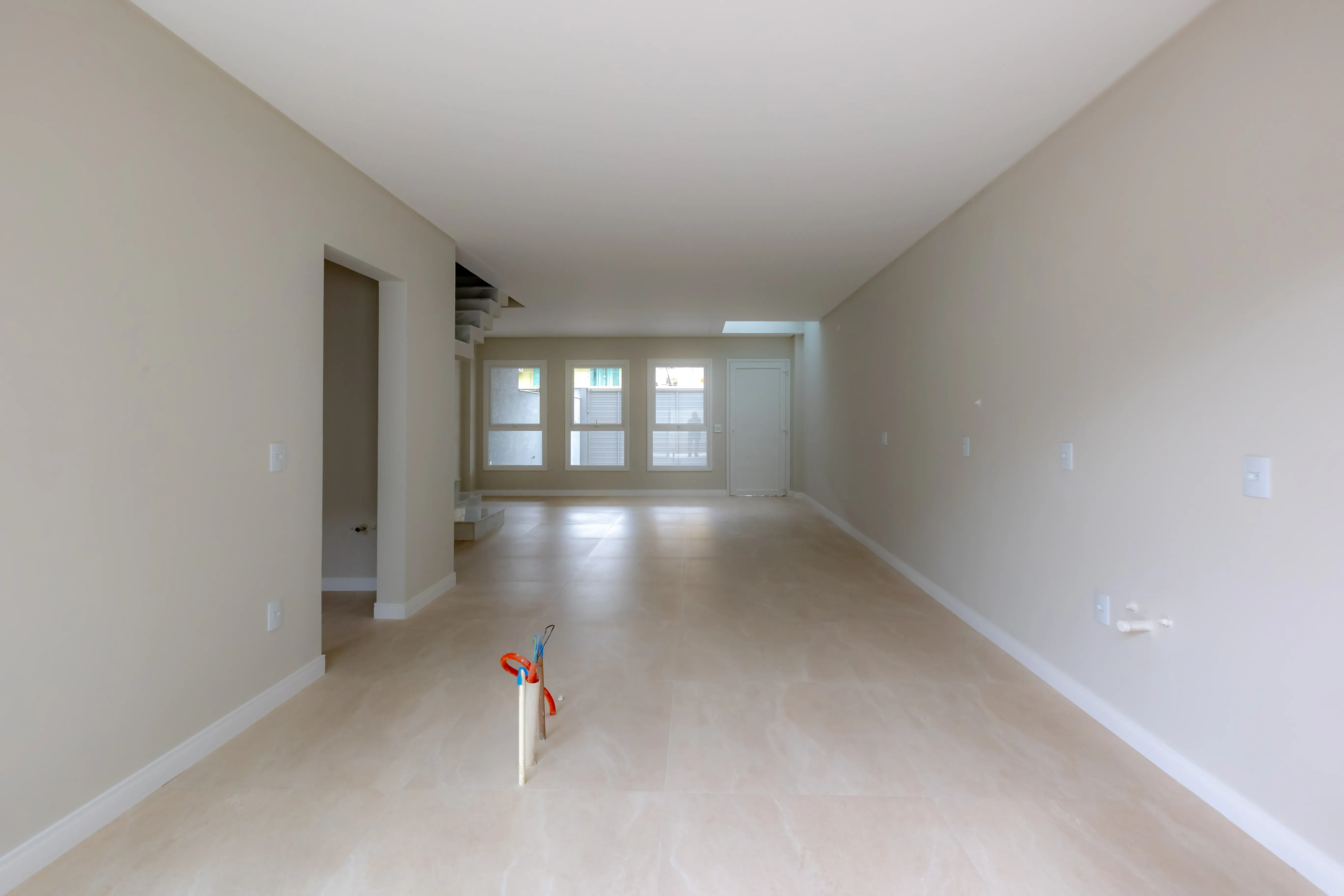 Sobrado Geminado novo! Com 4 suítes e 2 vagas de garagem no Centro em Balneário Camboriú - SC