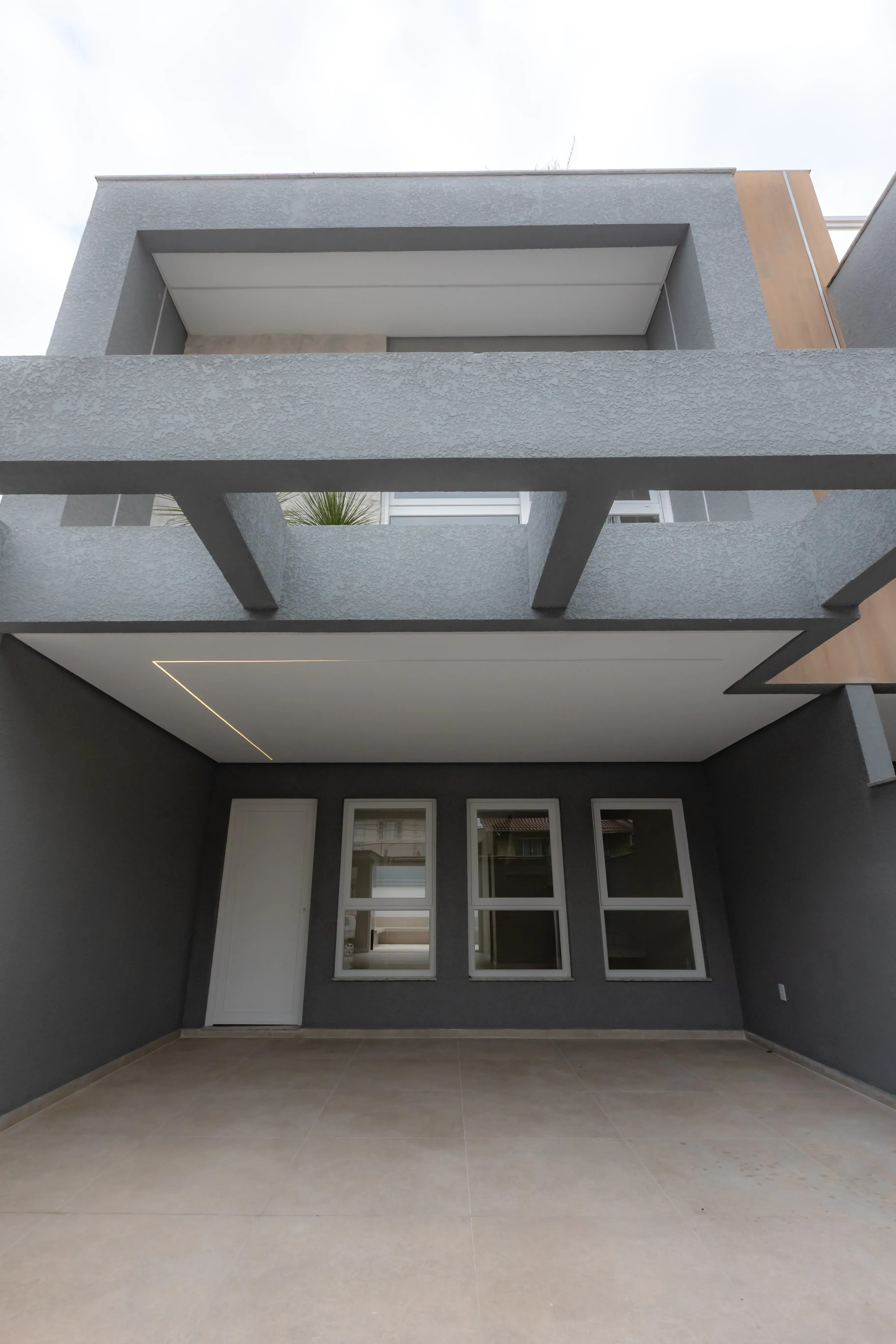 Sobrado Geminado novo! Com 4 suítes e 2 vagas de garagem no Centro em Balneário Camboriú - SC