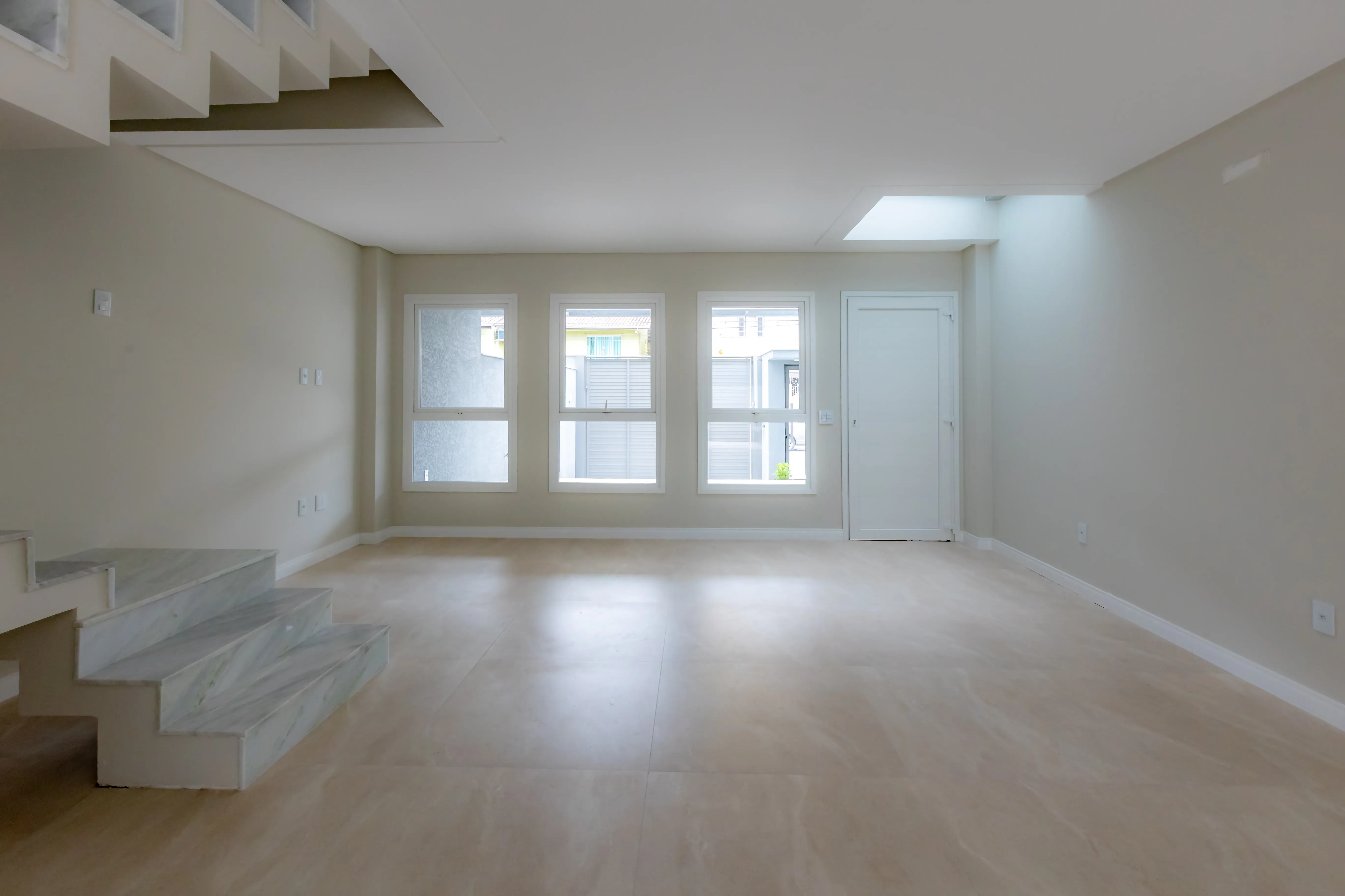 Sobrado Geminado novo! Com 4 suítes e 2 vagas de garagem no Centro em Balneário Camboriú - SC