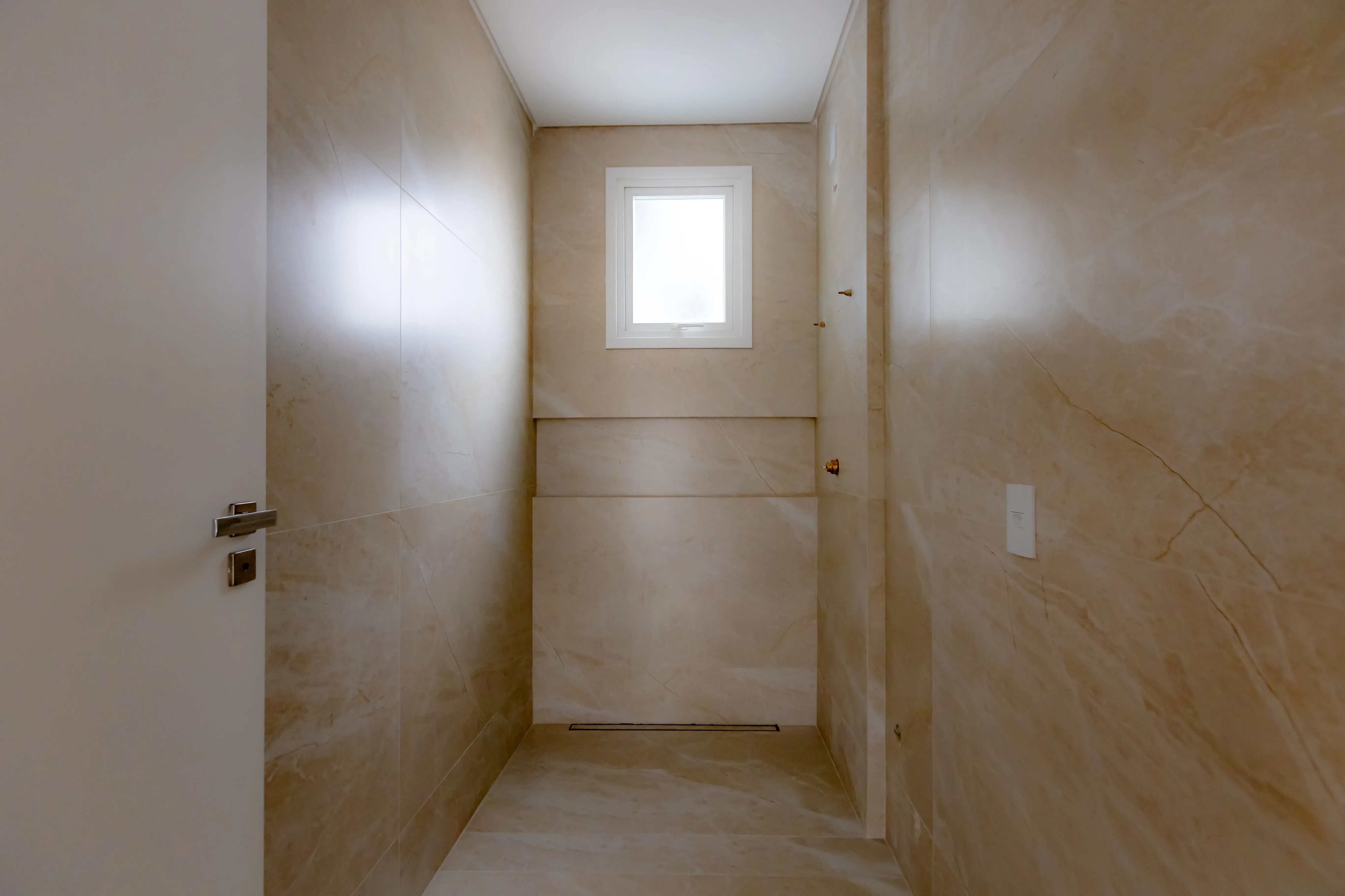 Sobrado Geminado novo! Com 4 suítes e 2 vagas de garagem no Centro em Balneário Camboriú - SC