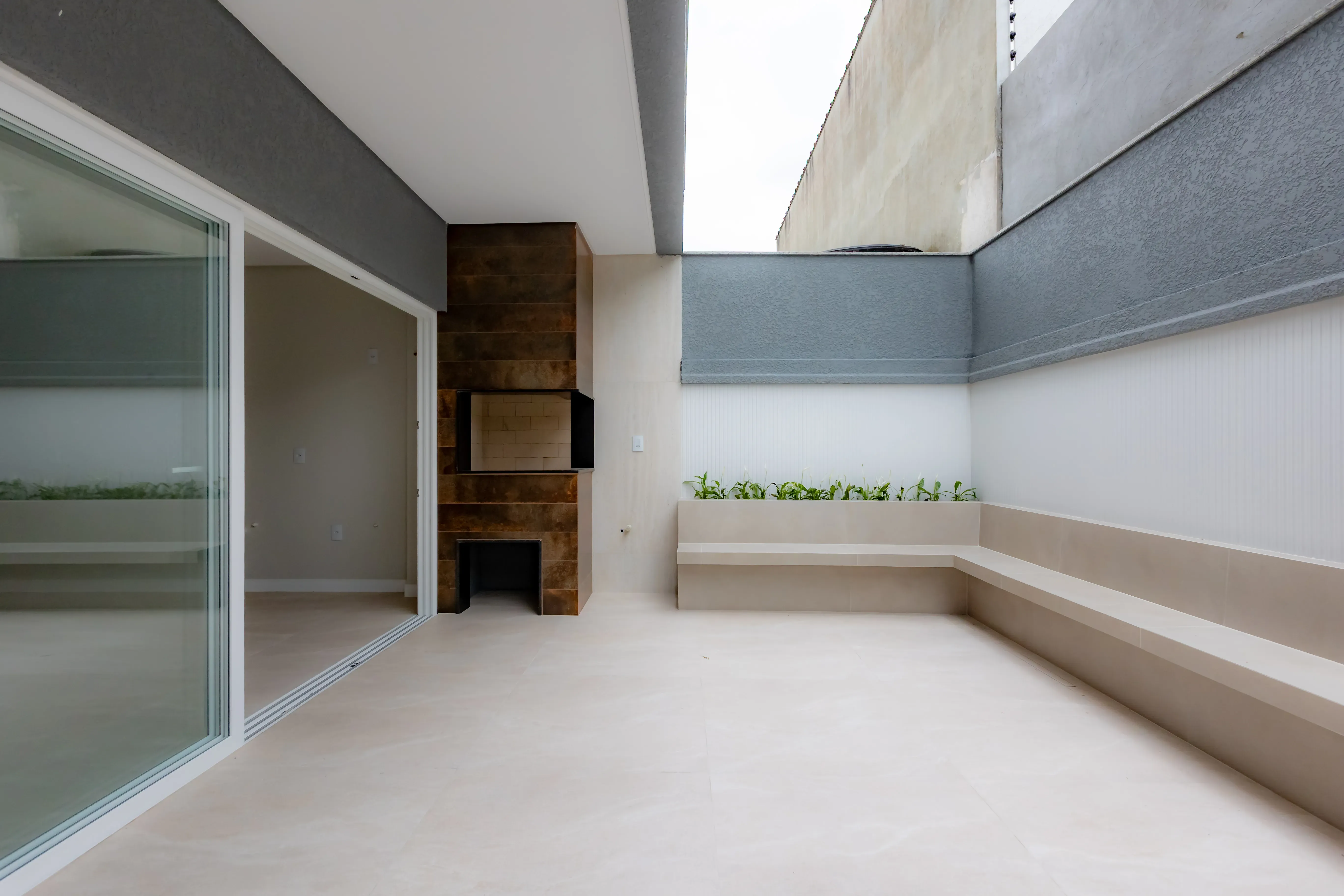 Sobrado Geminado novo! Com 4 suítes e 2 vagas de garagem no Centro em Balneário Camboriú - SC