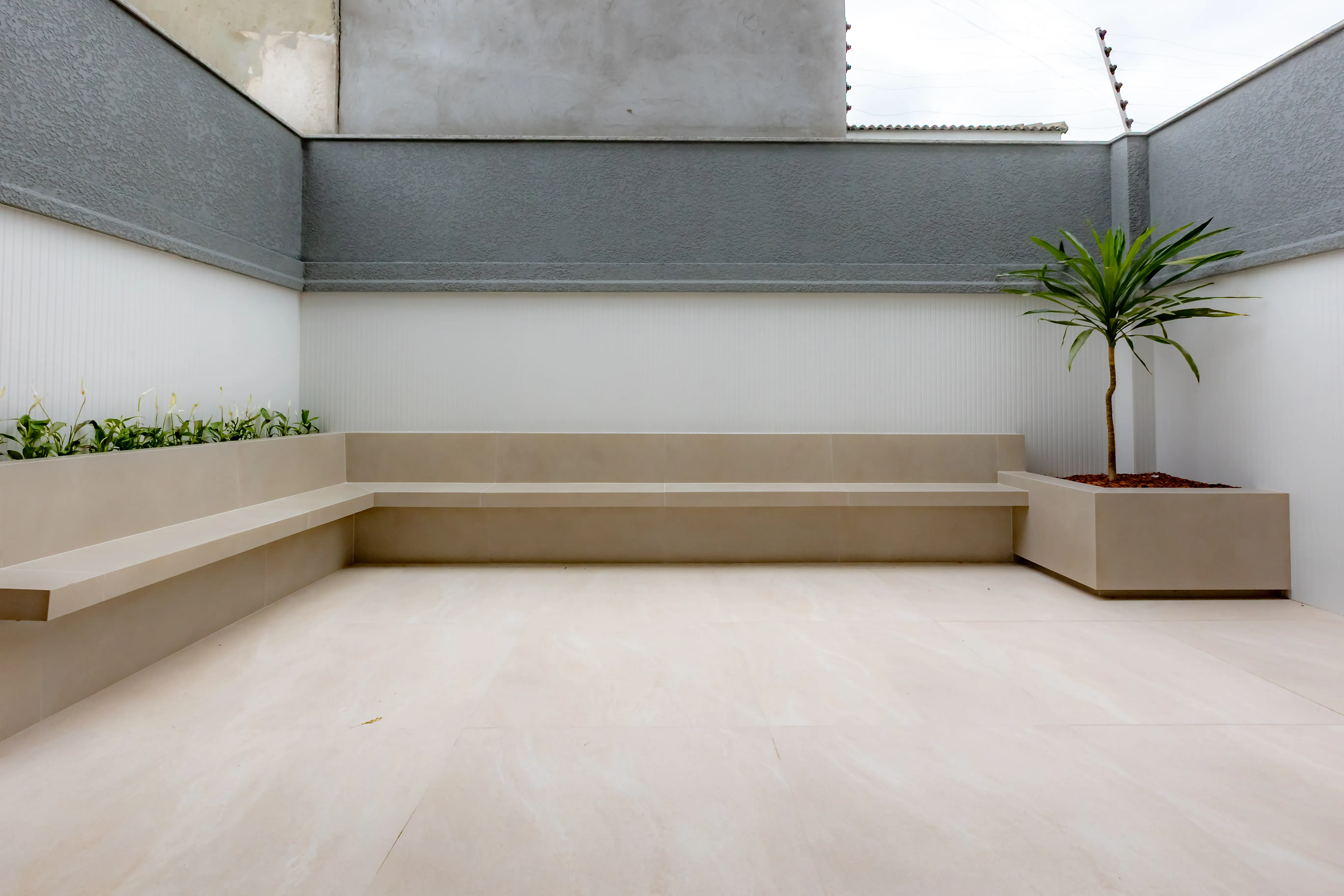 Sobrado Geminado novo! Com 4 suítes e 2 vagas de garagem no Centro em Balneário Camboriú - SC