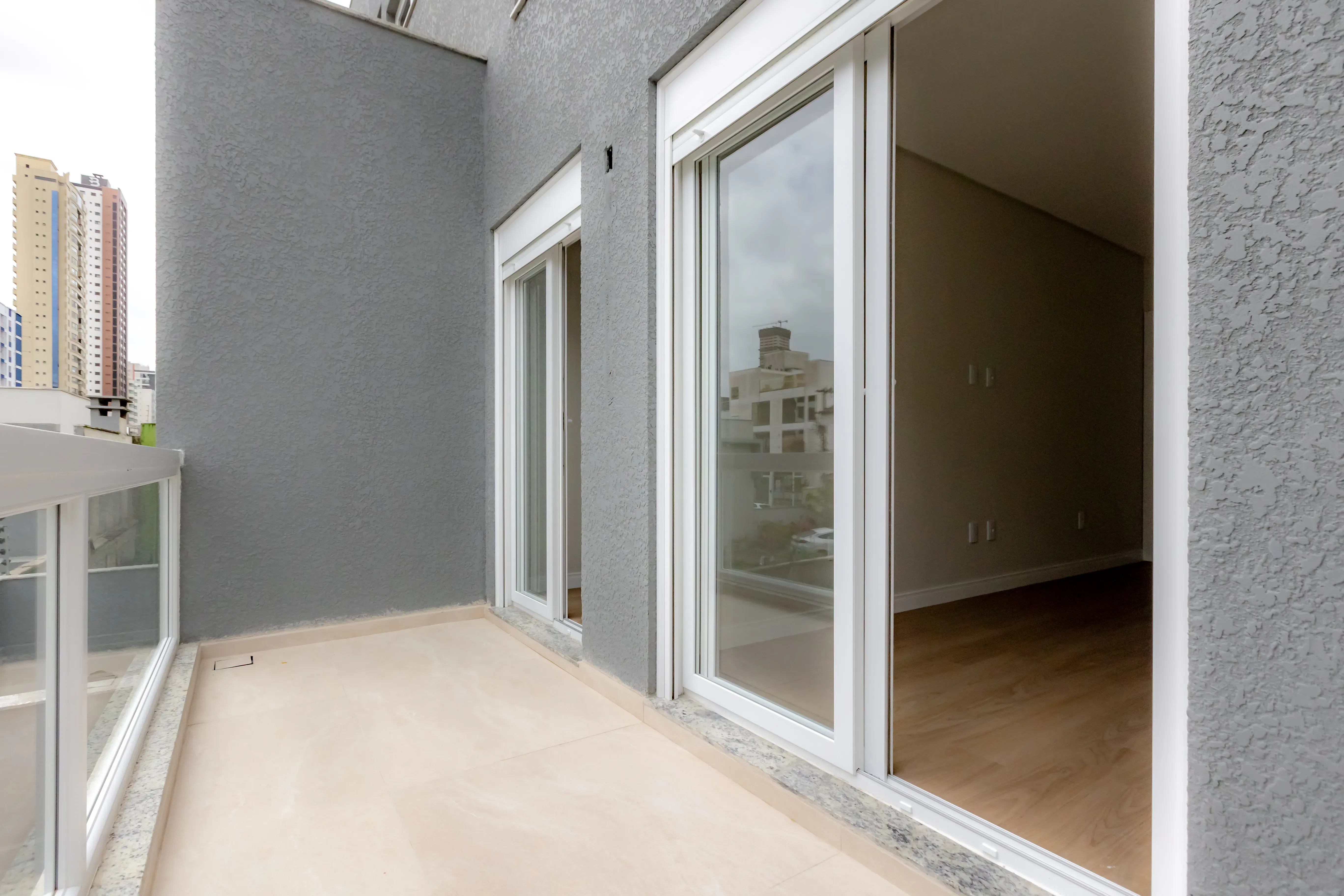 Sobrado Geminado novo! Com 4 suítes e 2 vagas de garagem no Centro em Balneário Camboriú - SC