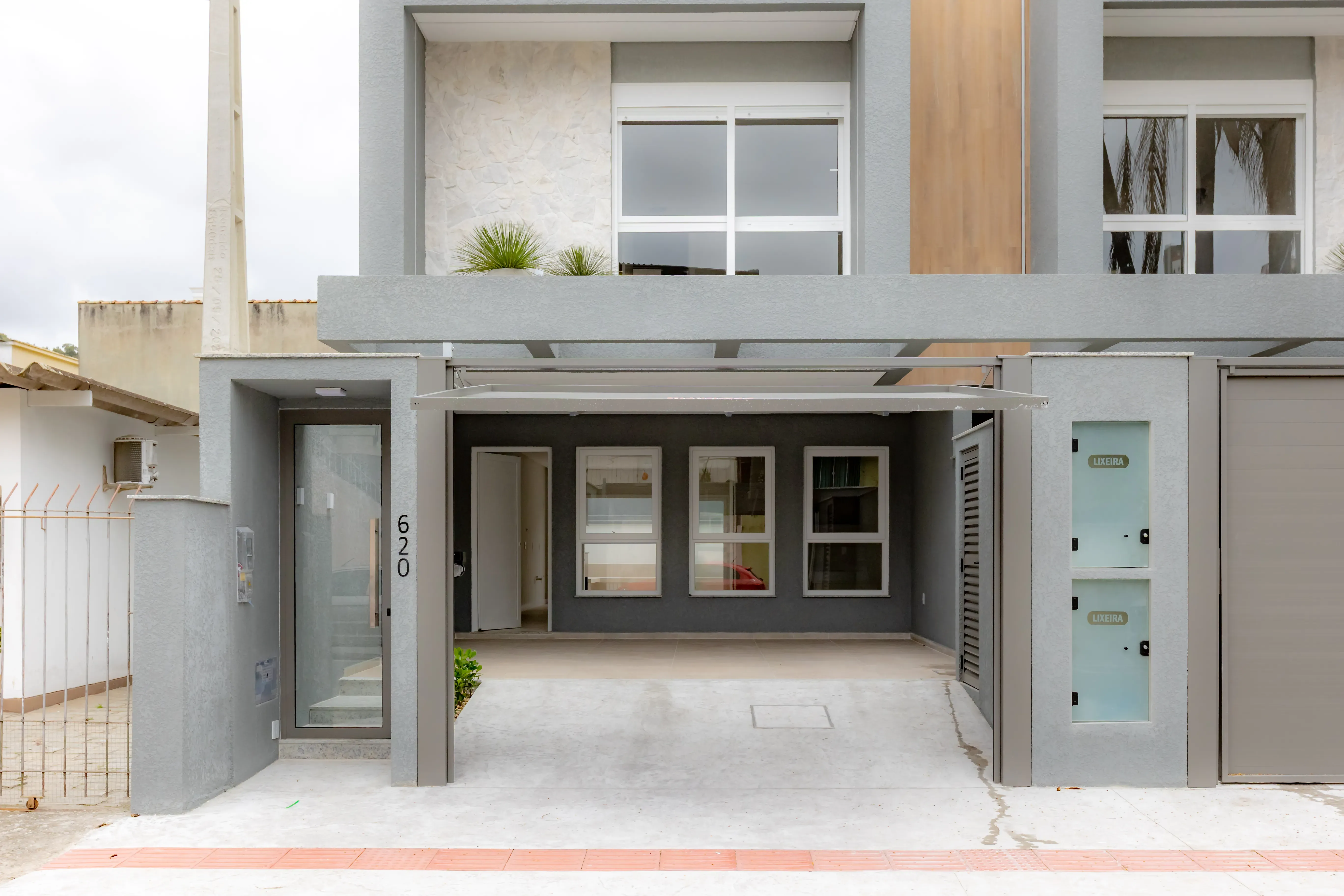 Sobrado Geminado novo! Com 4 suítes e 2 vagas de garagem no Centro em Balneário Camboriú - SC