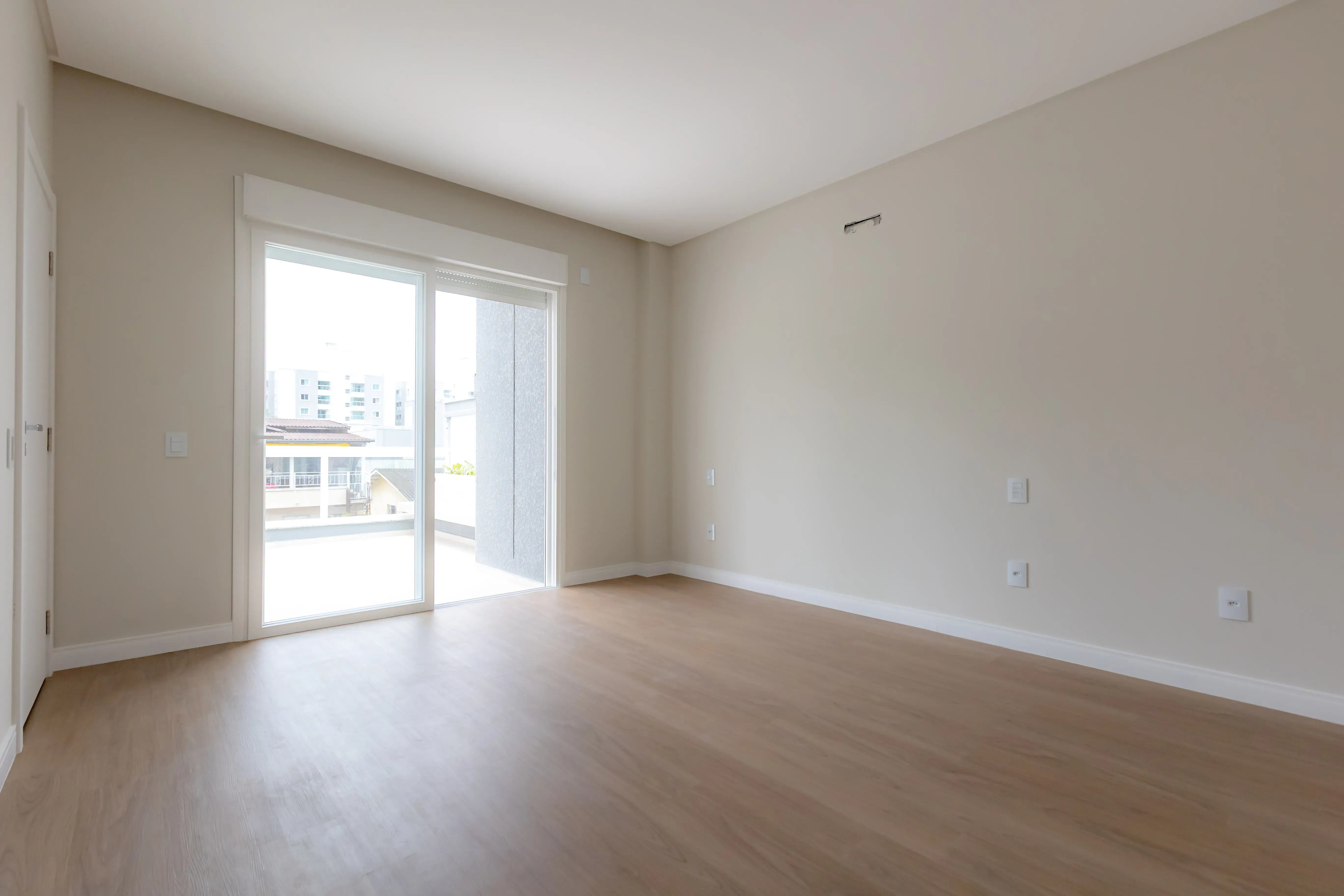 Sobrado Geminado novo! Com 4 suítes e 2 vagas de garagem no Centro em Balneário Camboriú - SC